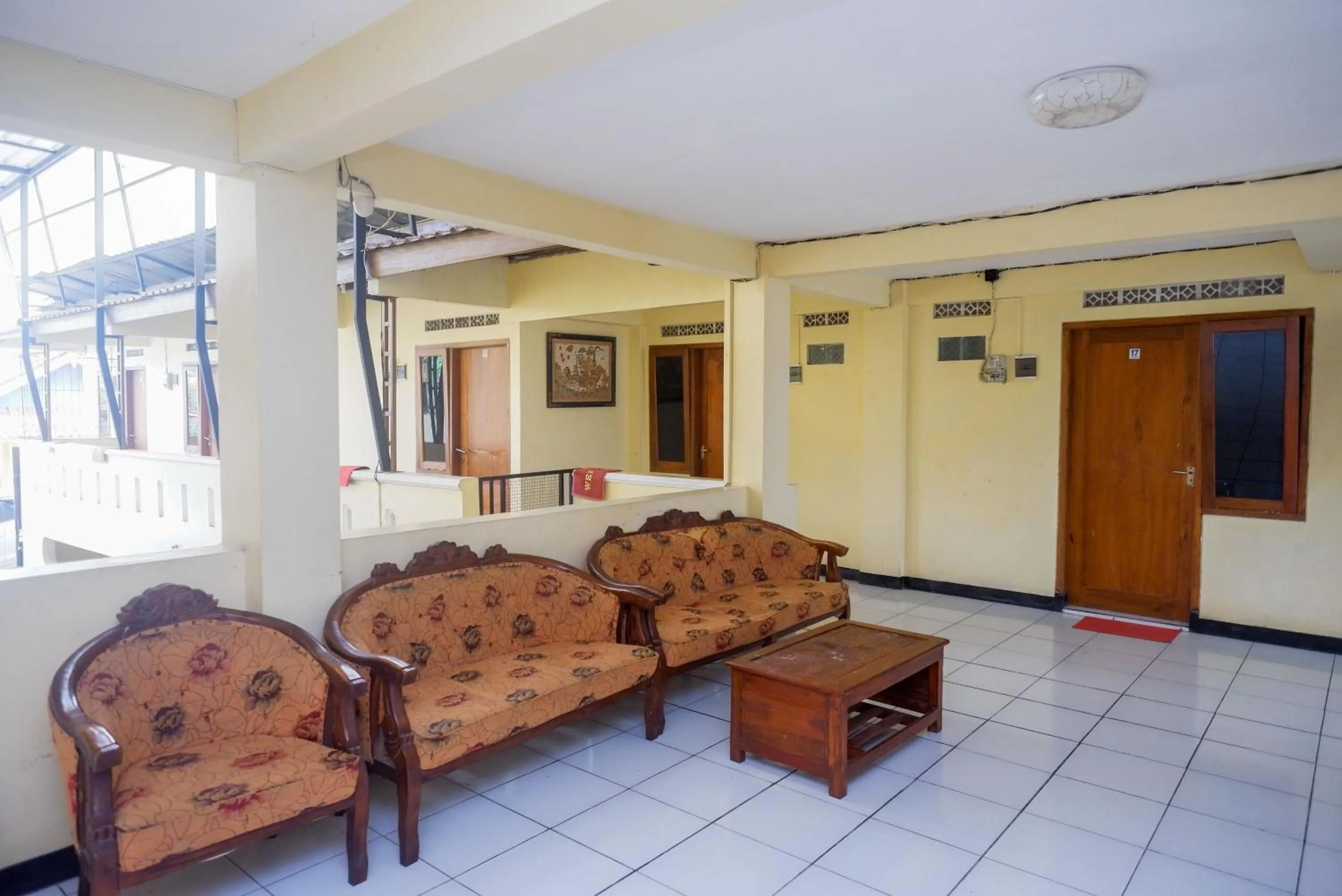 Seating area in RedDoorz Syariah near GOR Satria 4