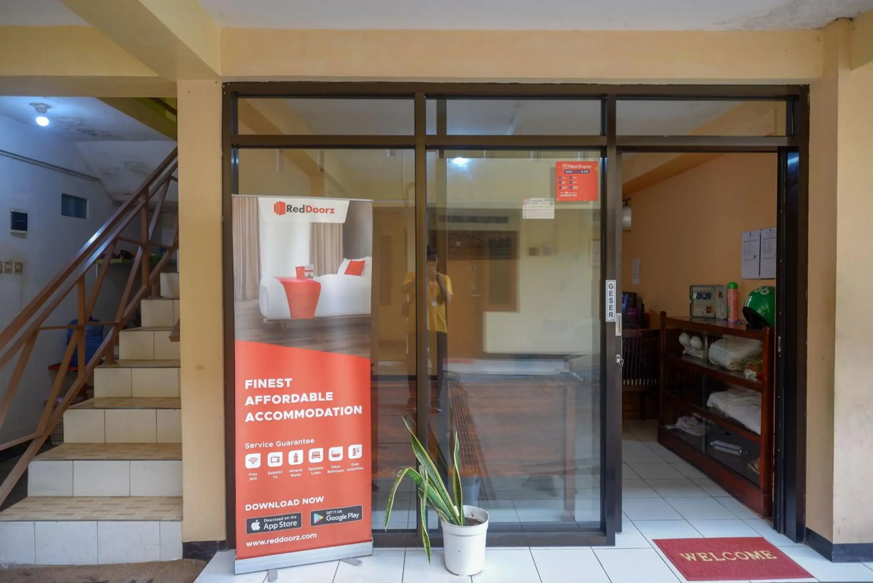 Property building in RedDoorz Syariah near GOR Satria 4 Property building in RedDoorz Syariah near GOR Satria 4