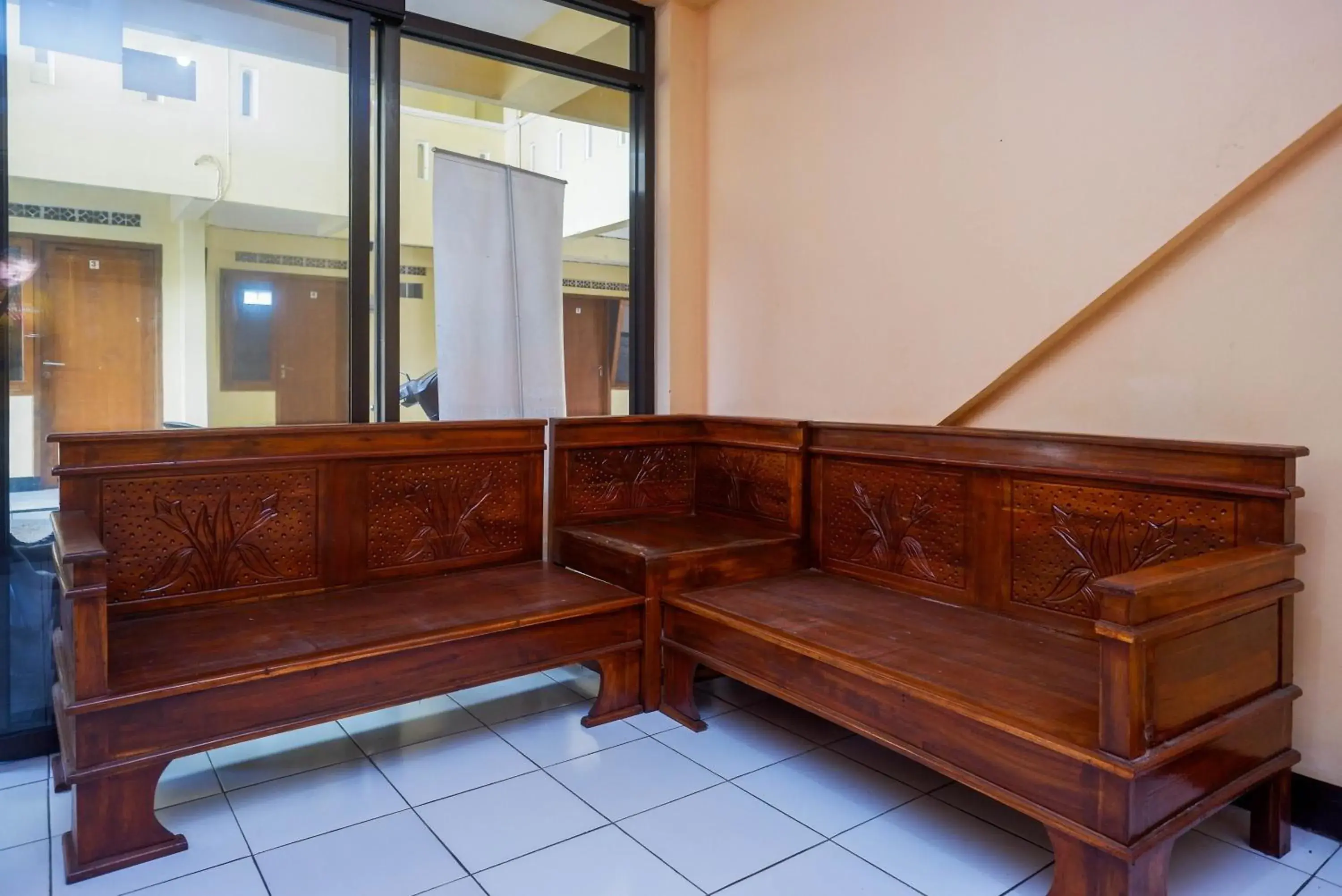 Lobby or reception in RedDoorz Syariah near GOR Satria 4 Lobby or reception in RedDoorz Syariah near GOR Satria 4