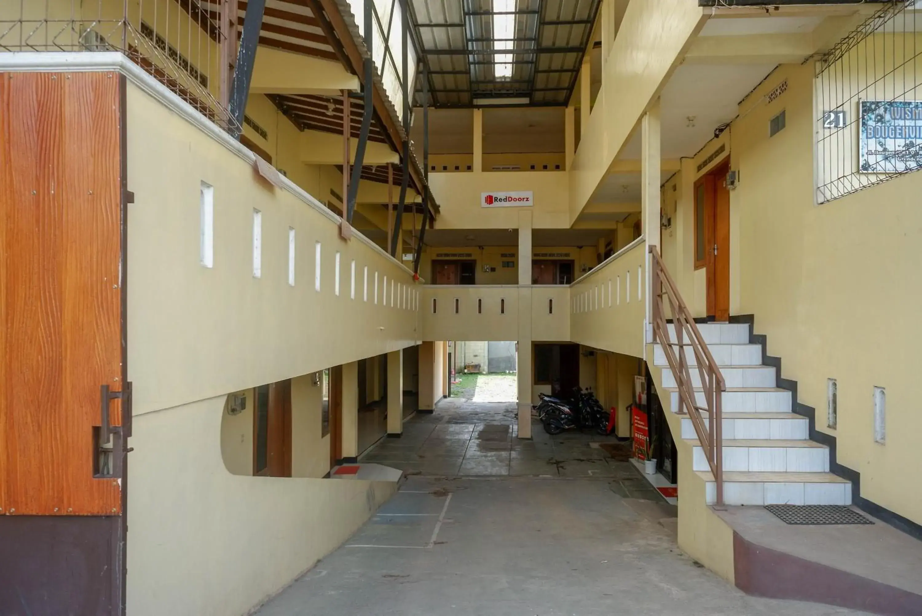 Property building in RedDoorz Syariah near GOR Satria 4 Property building in RedDoorz Syariah near GOR Satria 4