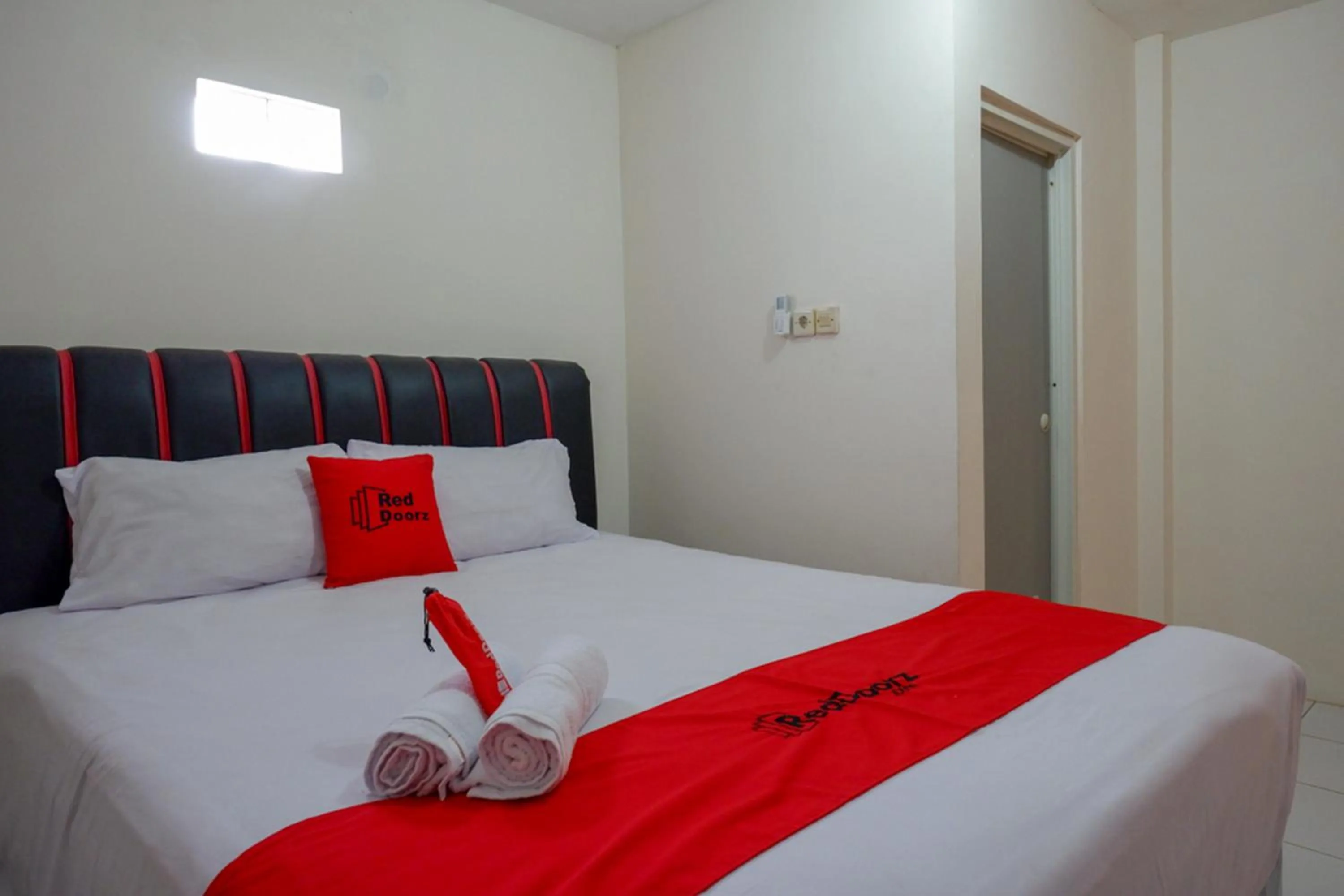 Bedroom, Bed in RedDoorz Syariah near GOR Satria 4
