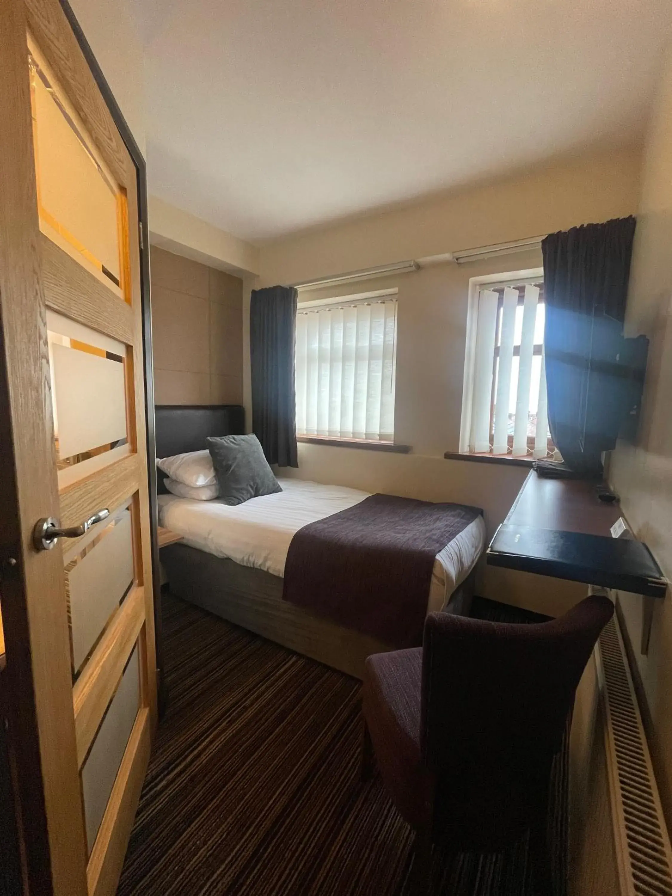 Single Room Ensuite in The Bell Guesthouse Single Room Ensuite in The Bell Guesthouse