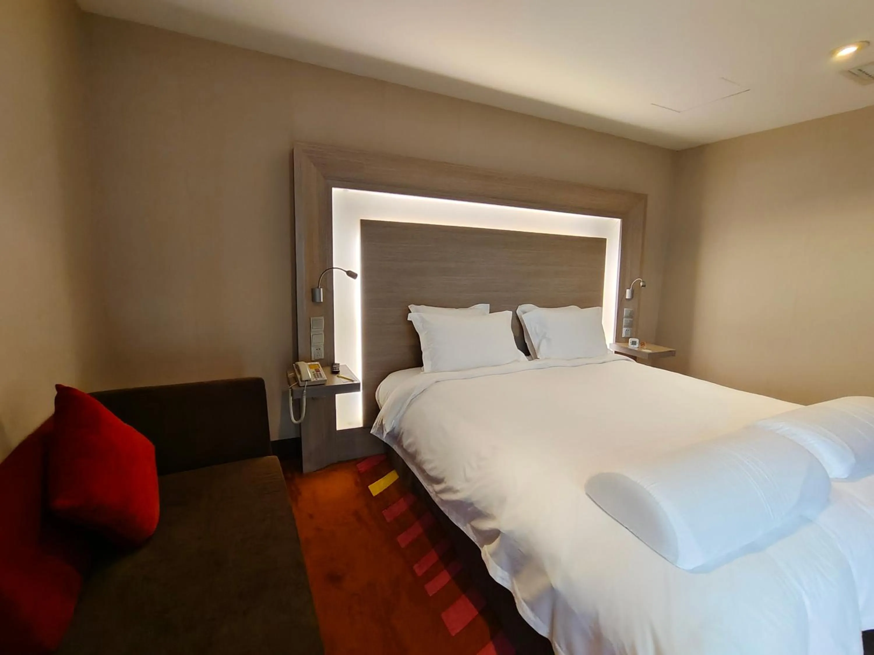 Bedroom, Bed in Shenzhen Novotel Watergate