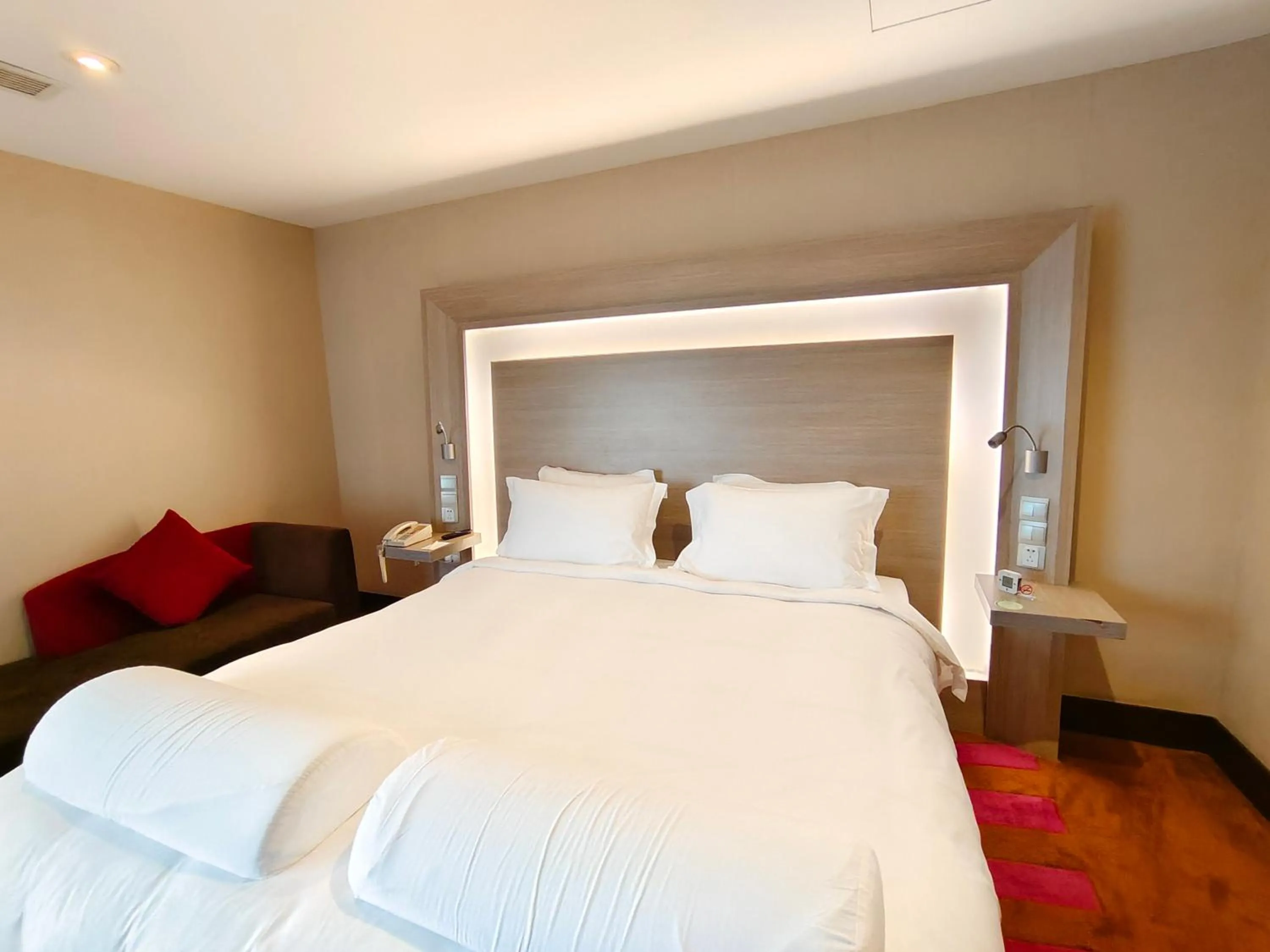 Bedroom, Bed in Shenzhen Novotel Watergate