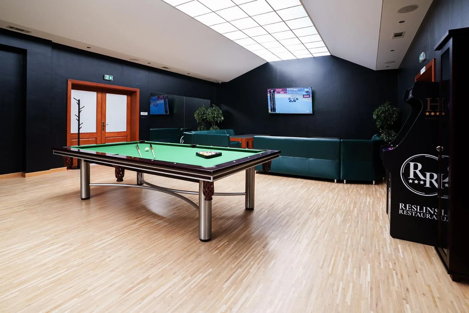 Communal lounge/ TV room in Hotel Reśliński