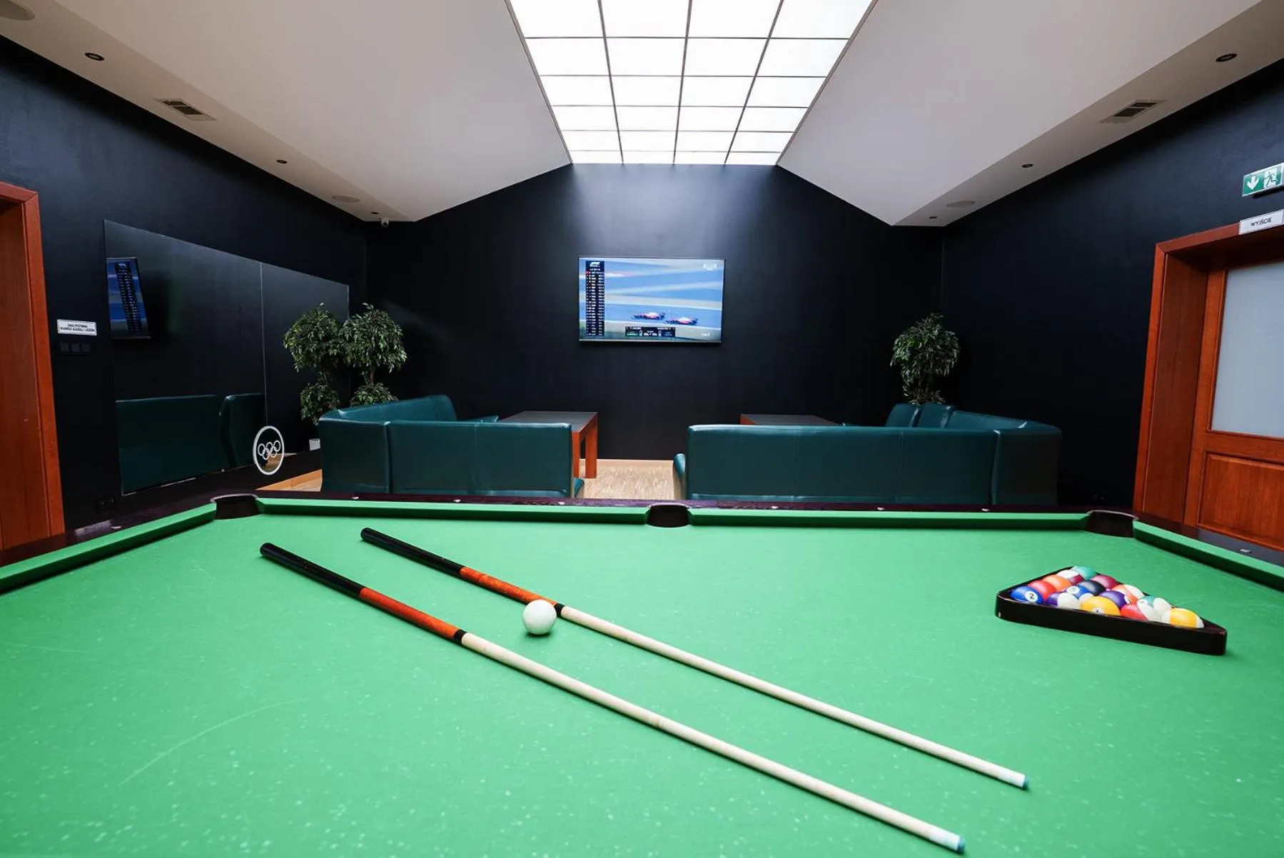 Communal lounge/ TV room in Hotel Reśliński