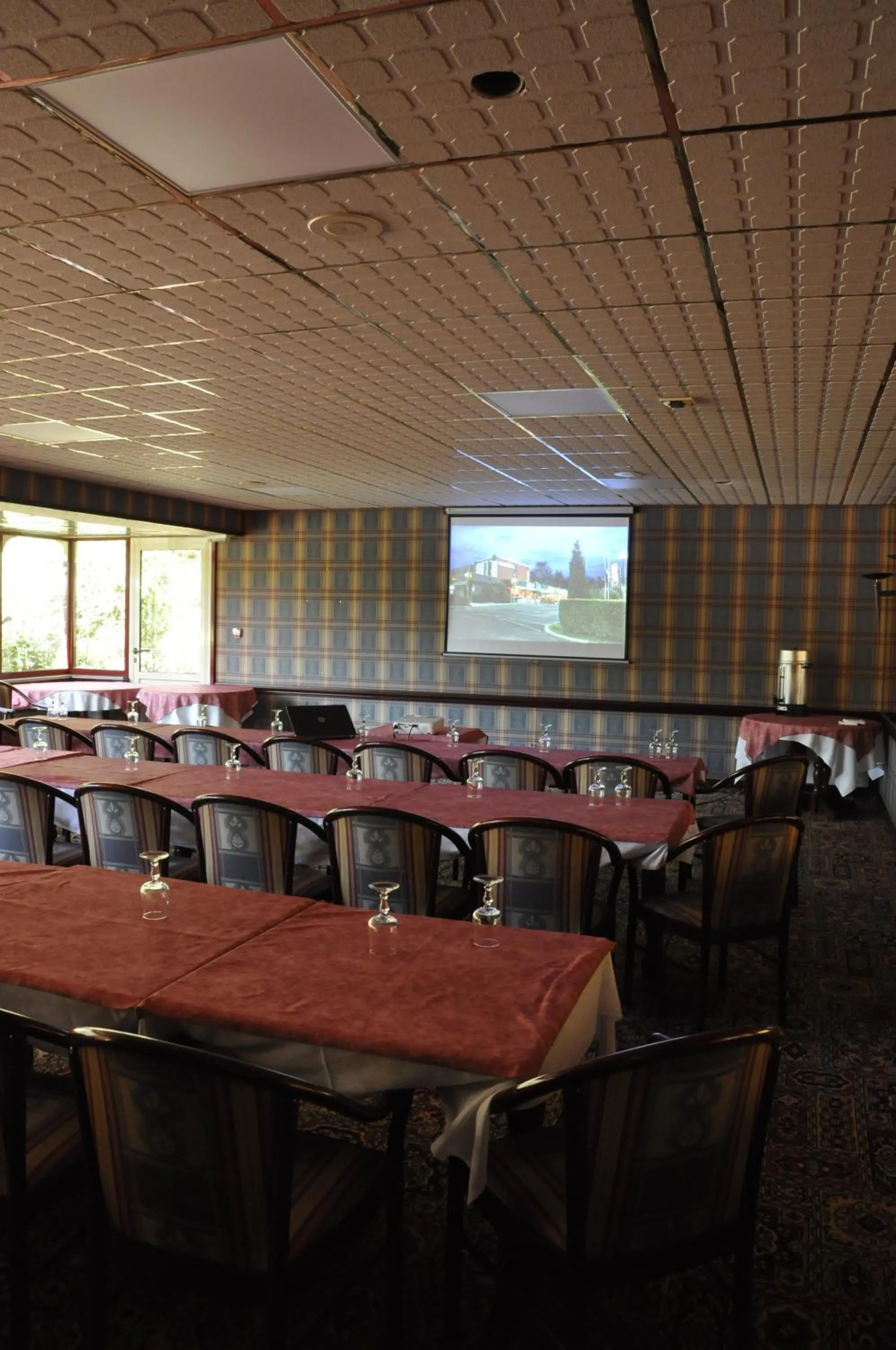 Banquet/Function facilities in Henri 4