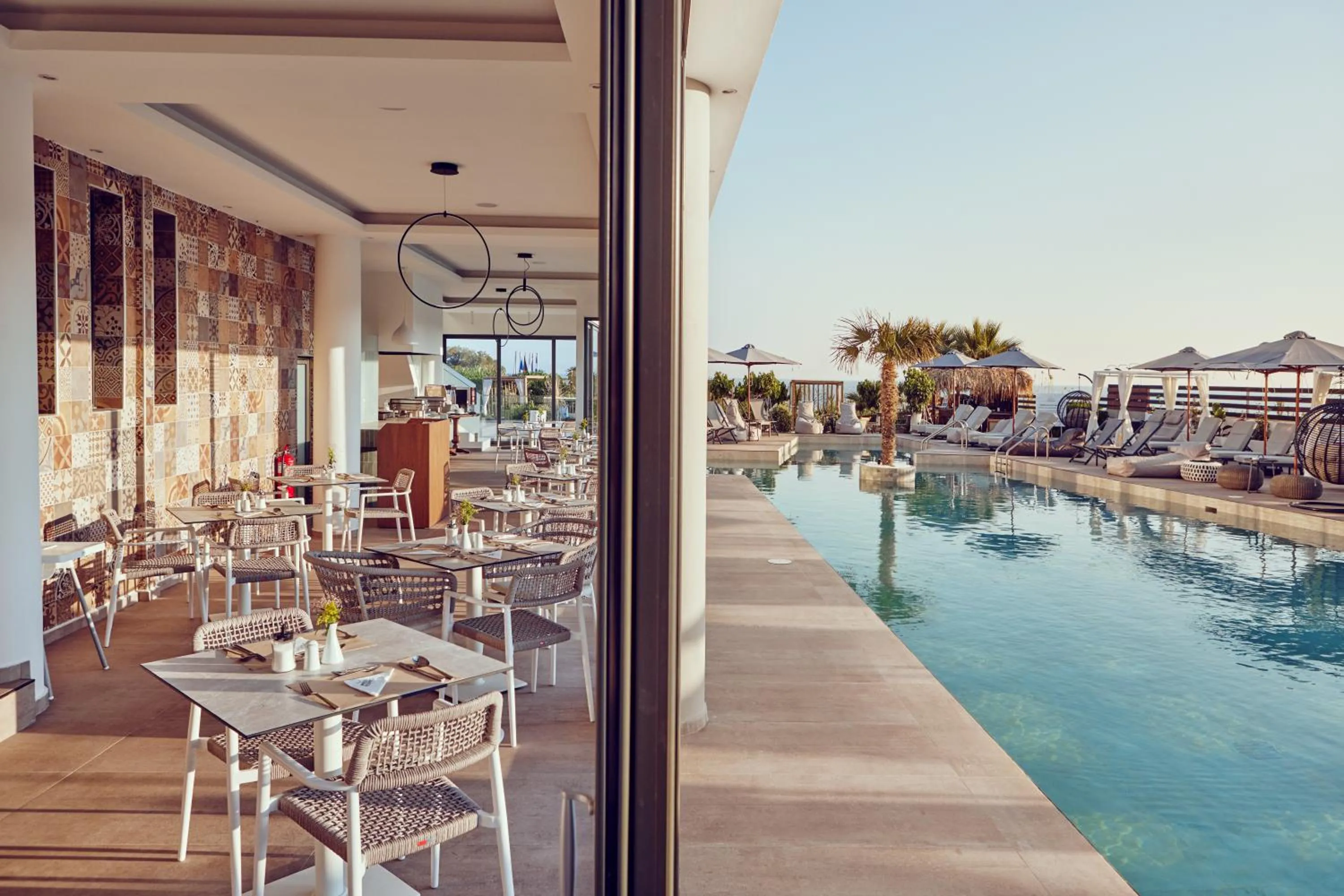 Restaurant/places to eat in Amnissos Residence