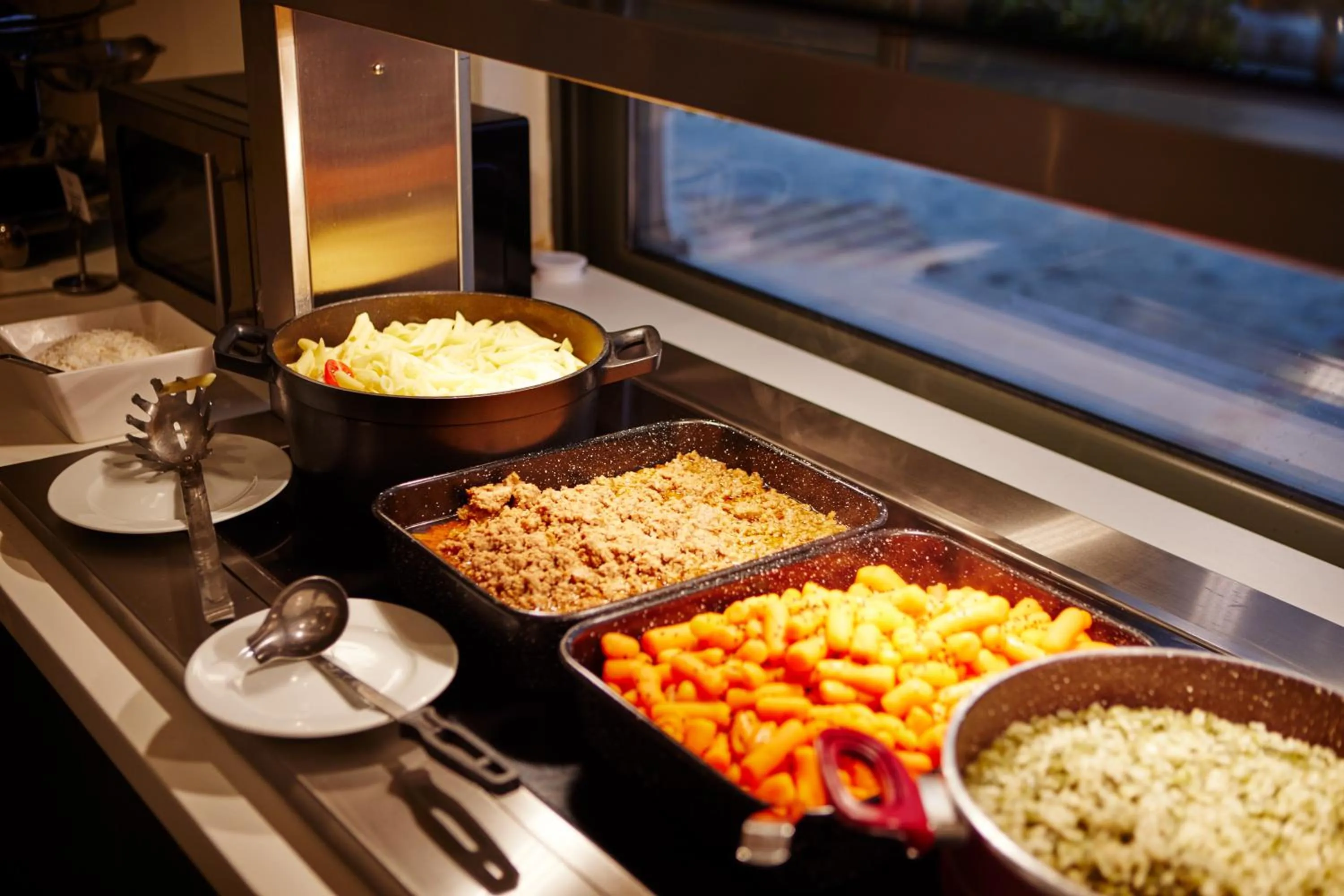 Restaurant/places to eat in Amnissos Residence