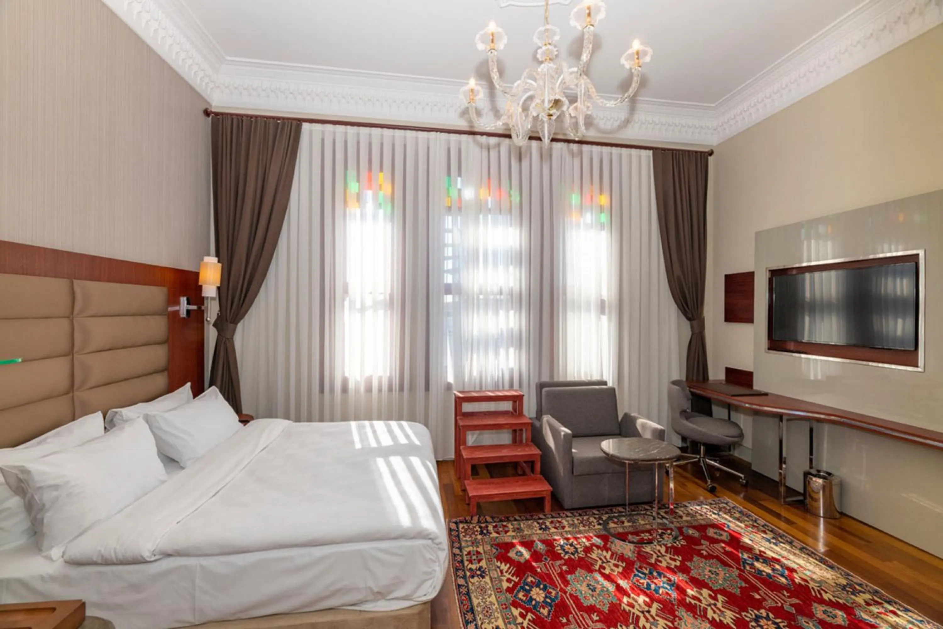 Bed in Blue Gilroy Hotel