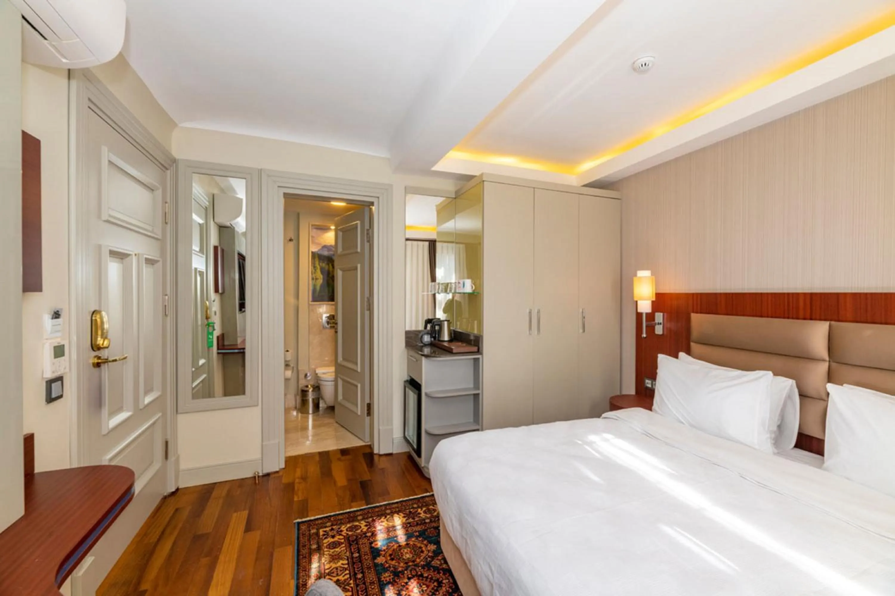 Bed in Blue Gilroy Hotel