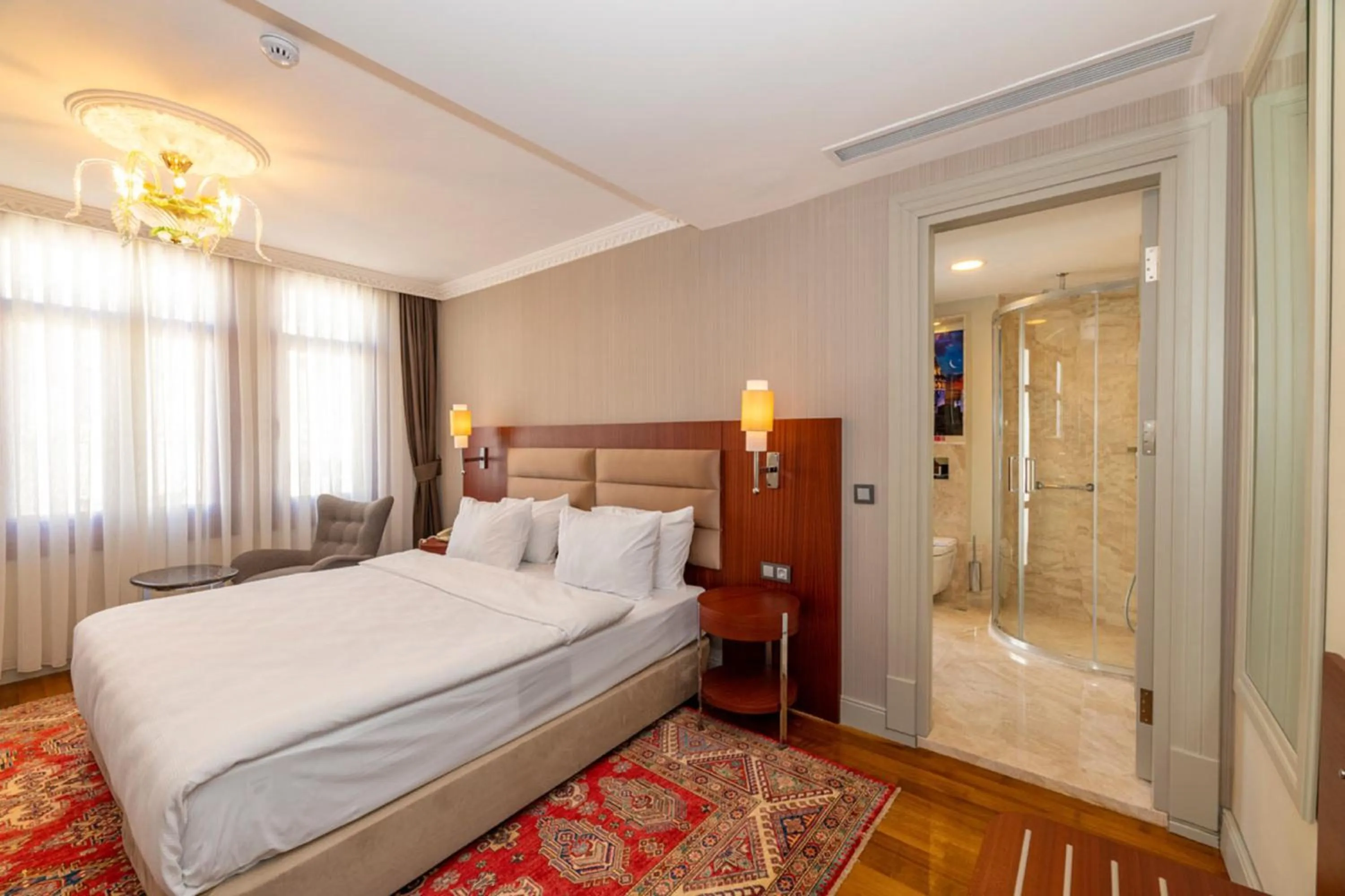 Shower, Bed in Blue Gilroy Hotel