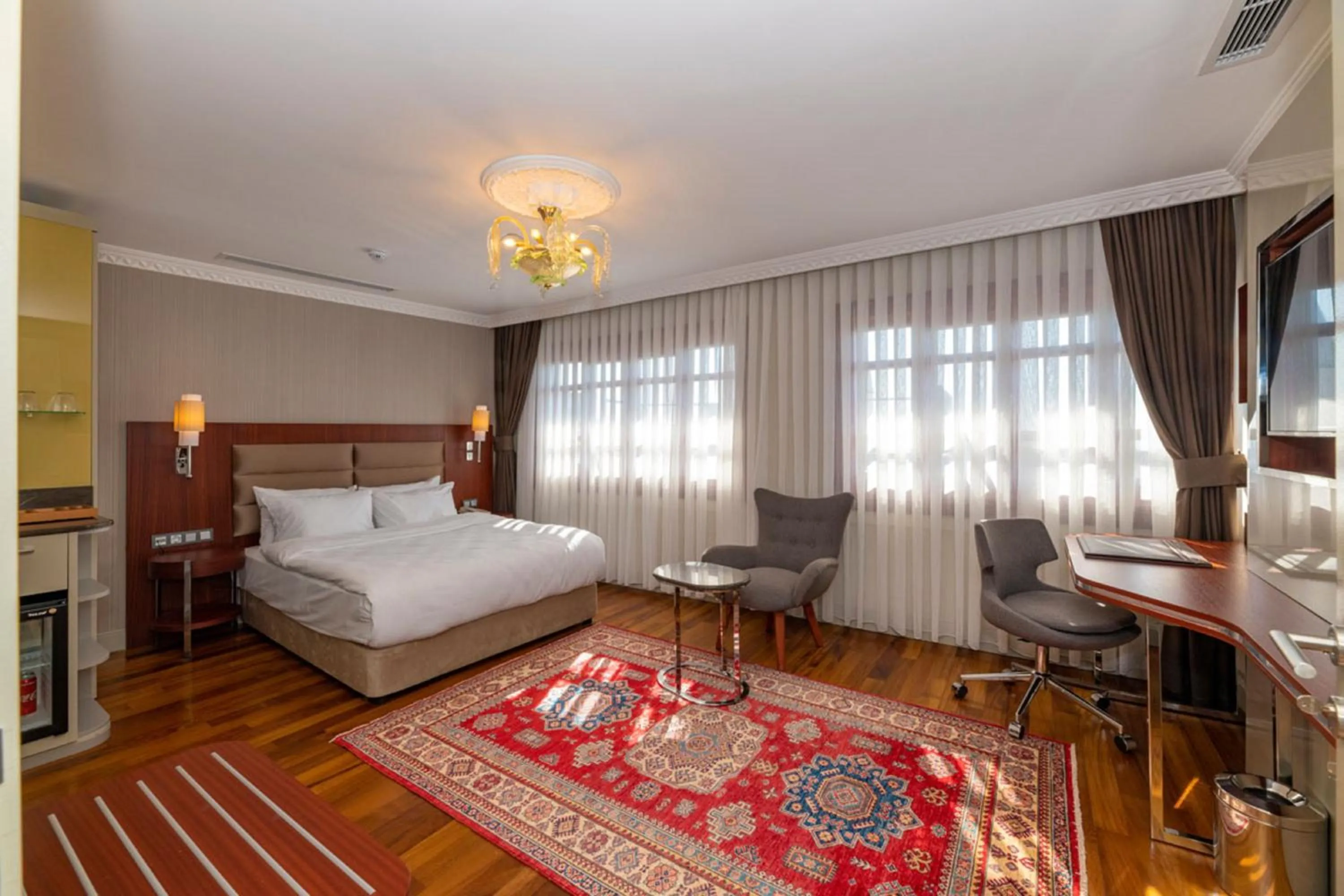 Bed in Blue Gilroy Hotel