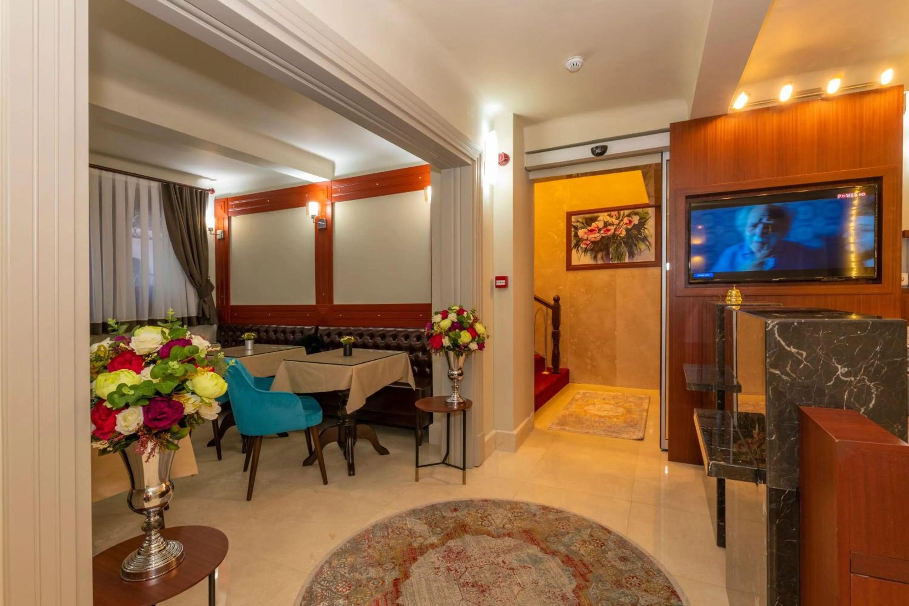 TV and multimedia in Blue Gilroy Hotel