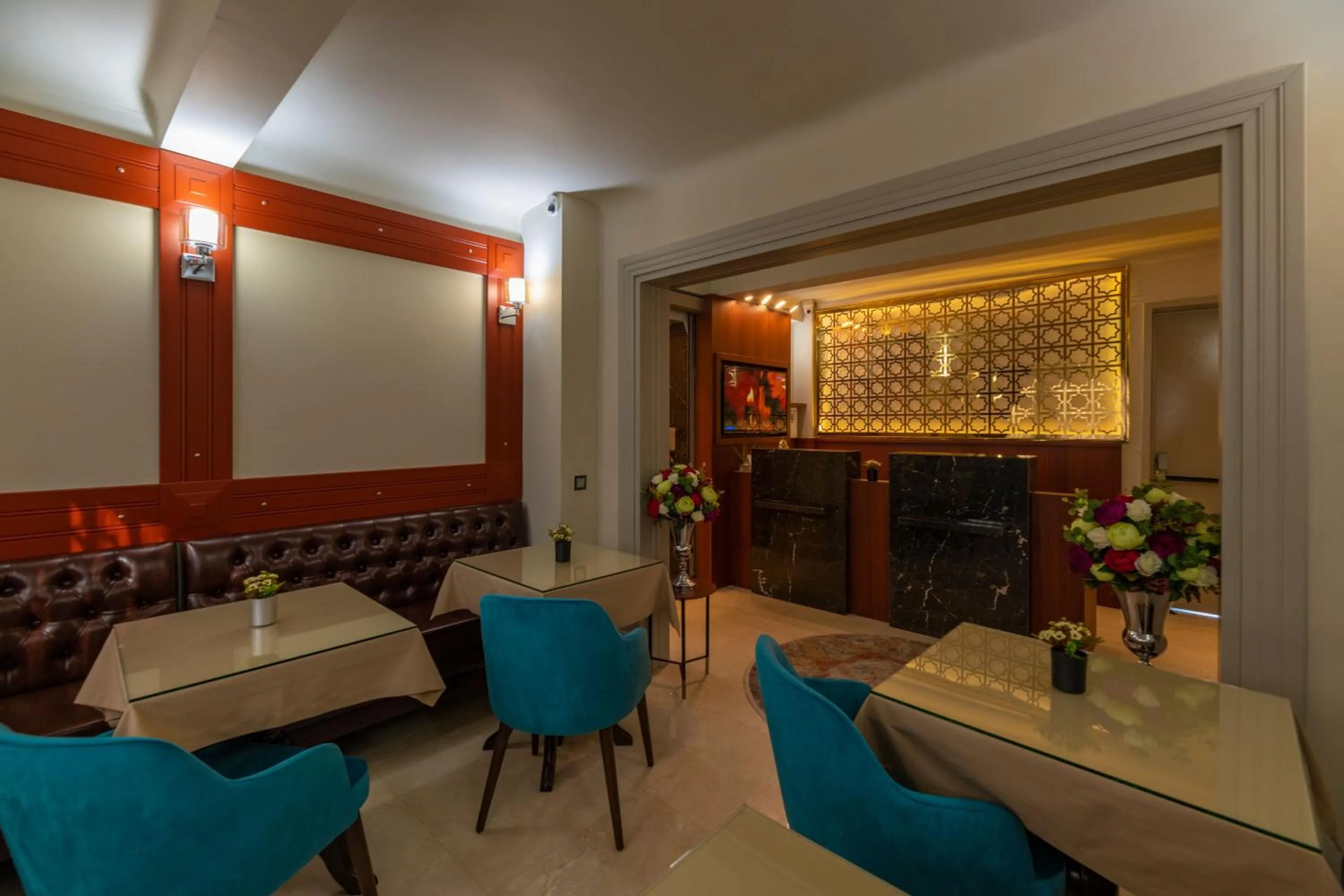 Restaurant/places to eat in Blue Gilroy Hotel