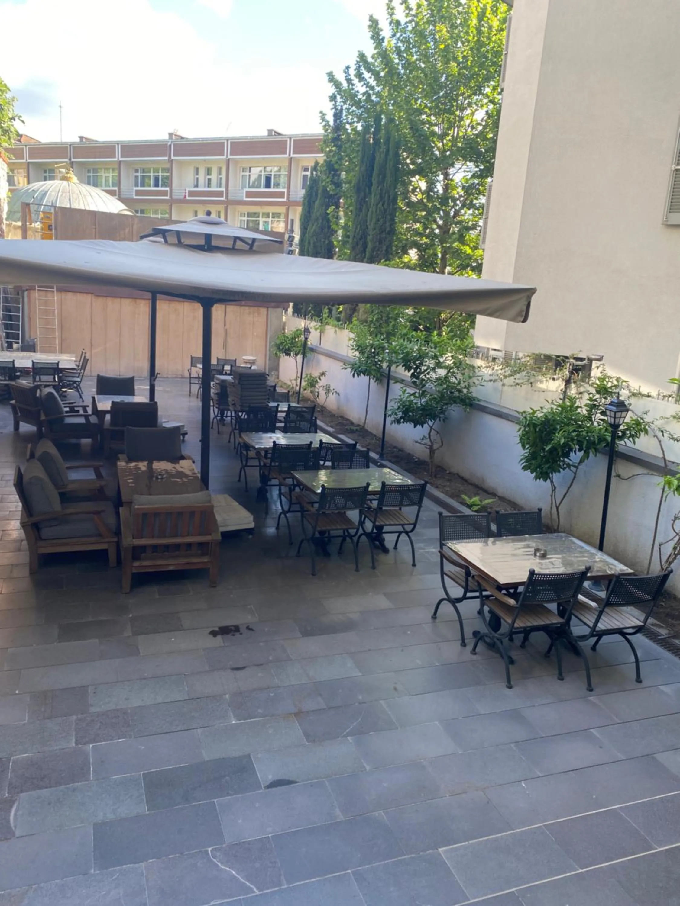 Garden in Blue Gilroy Hotel