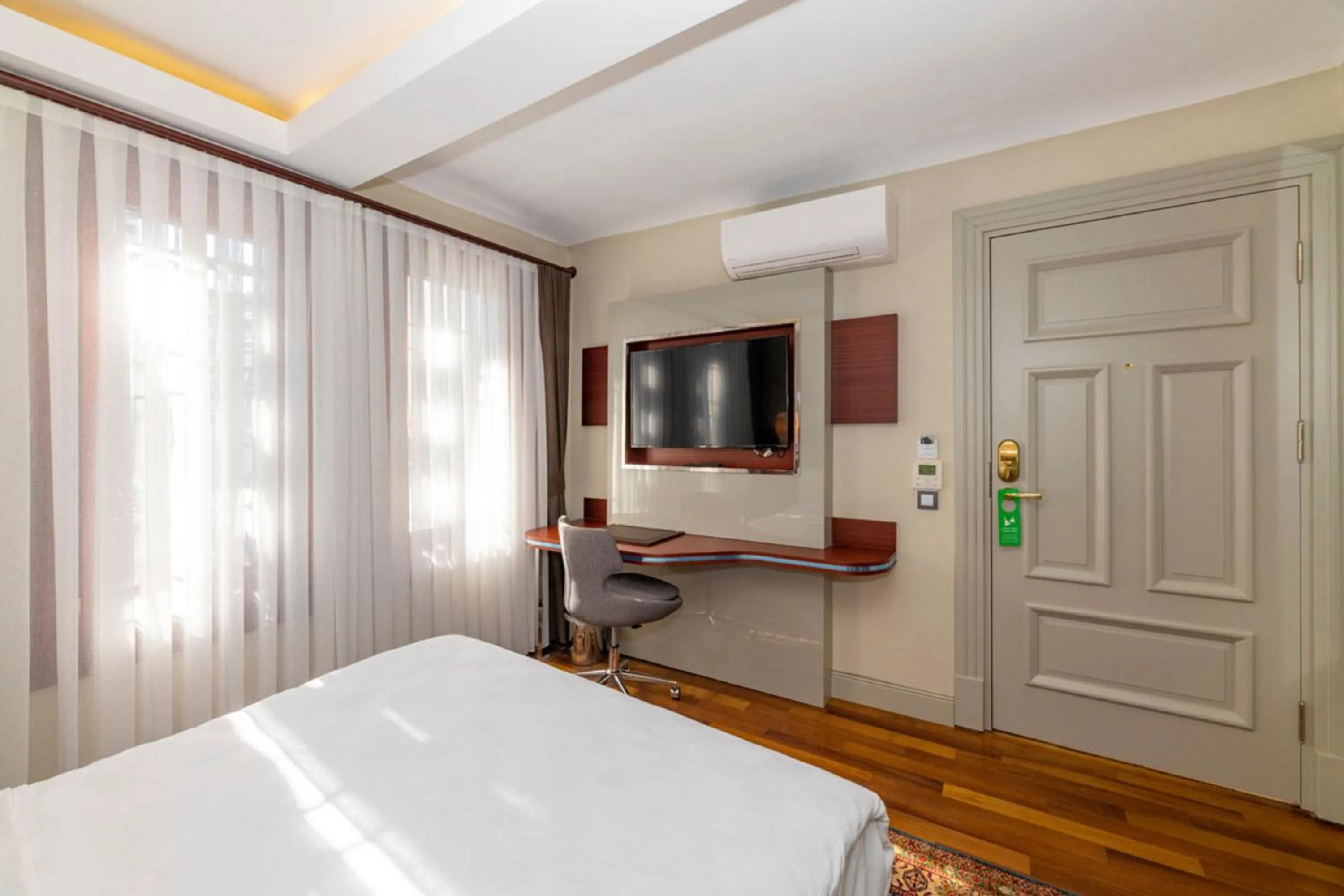 Bed in Blue Gilroy Hotel