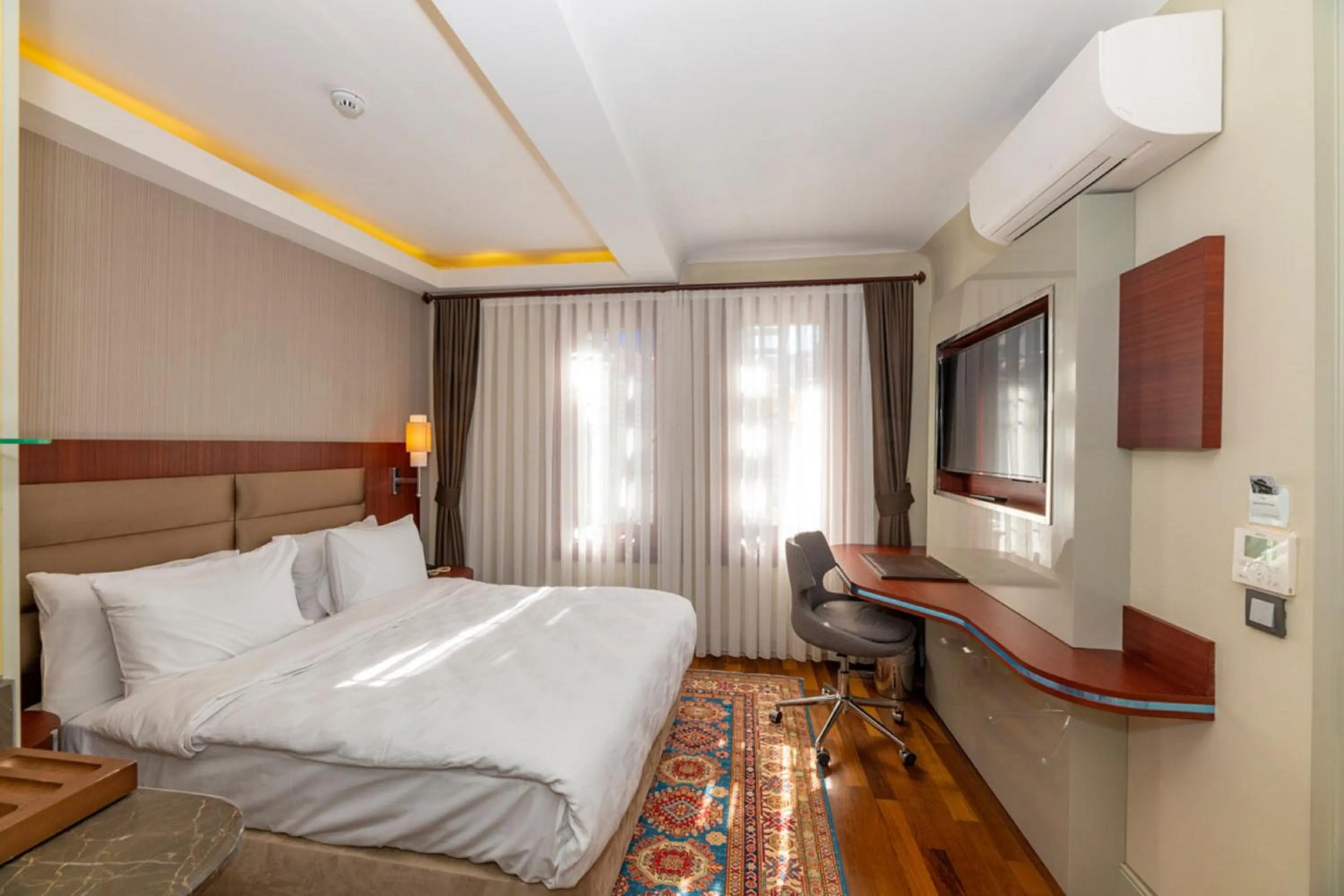 Bed in Blue Gilroy Hotel