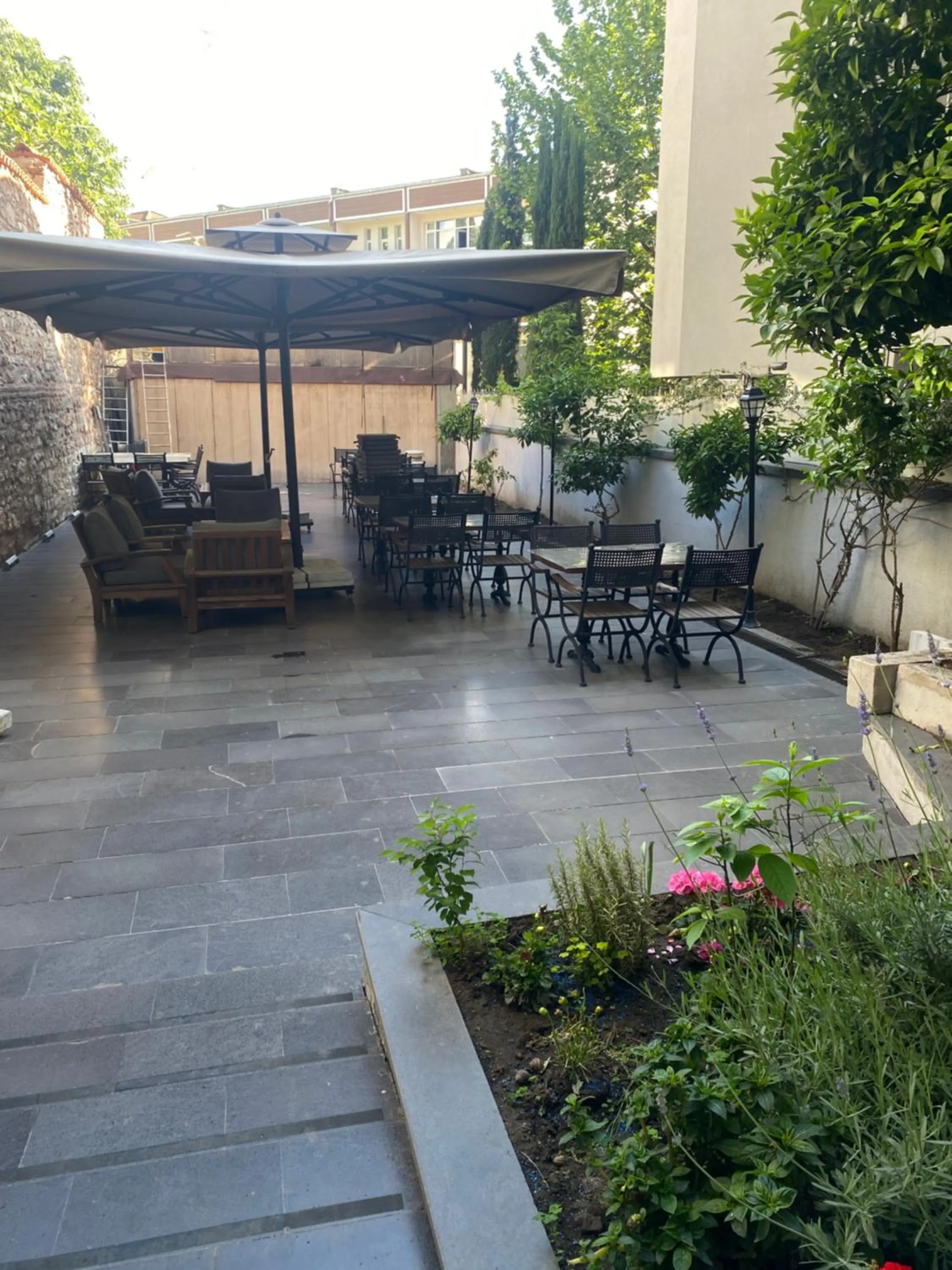 Garden in Blue Gilroy Hotel