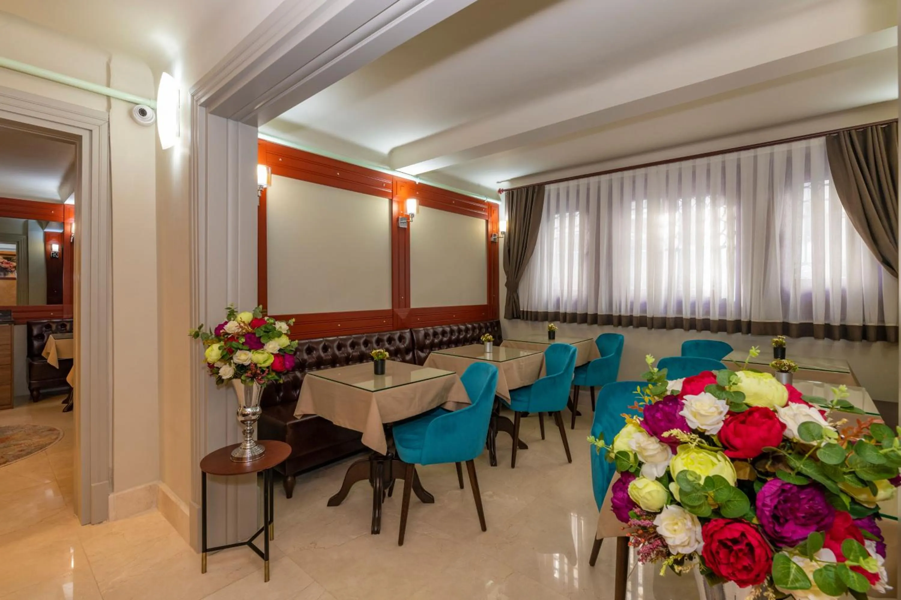 Restaurant/places to eat in Blue Gilroy Hotel