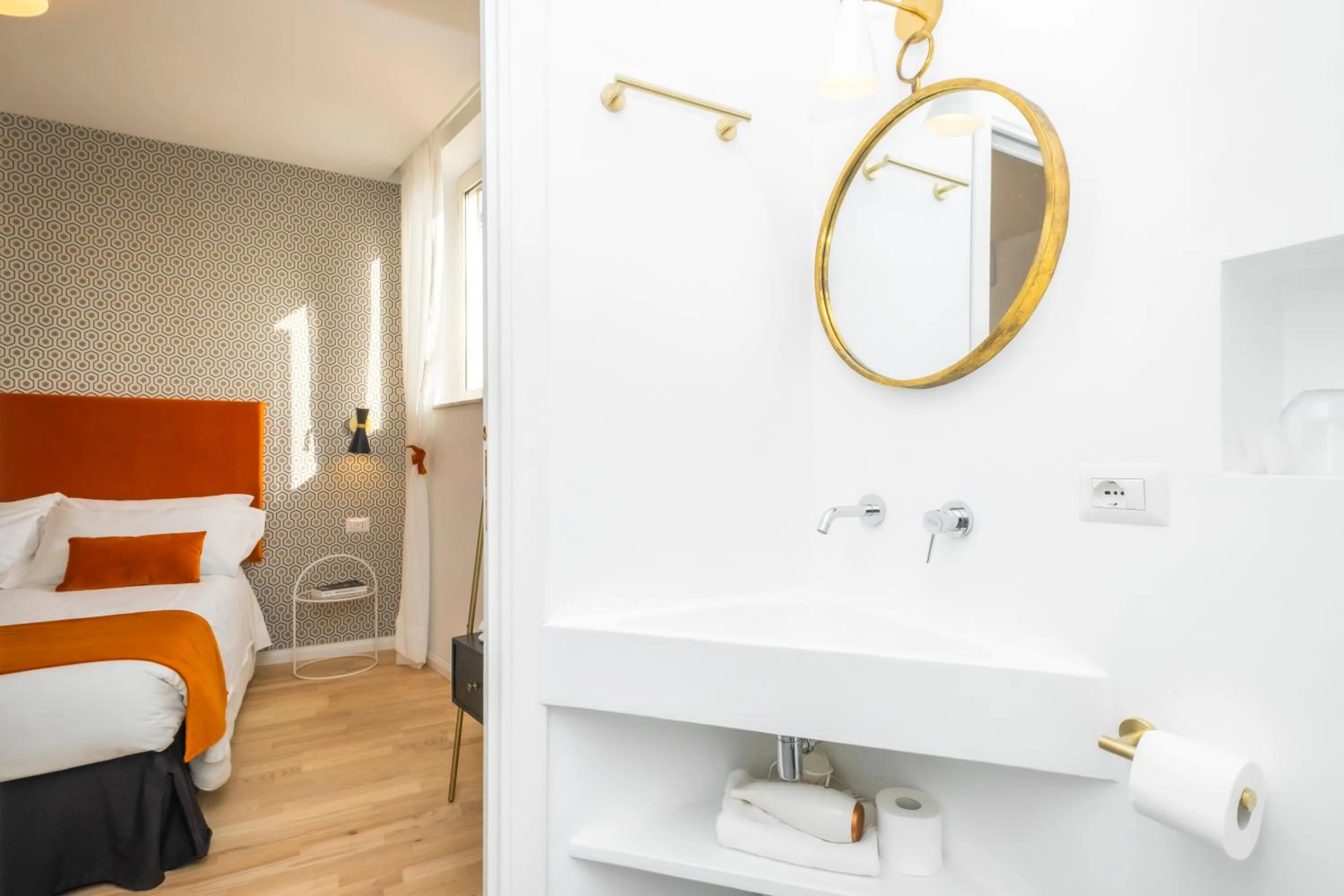 Shower, Bed in The Vista Rooms & Terrace