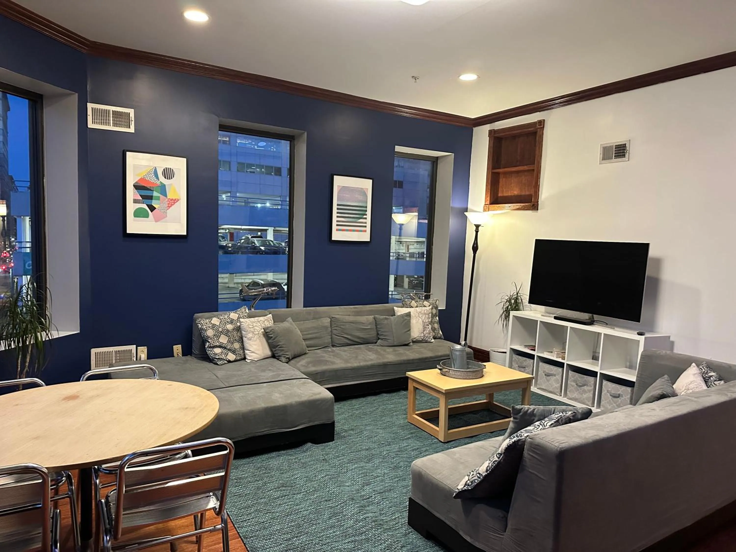 Communal lounge/ TV room in Stay Pittsburgh