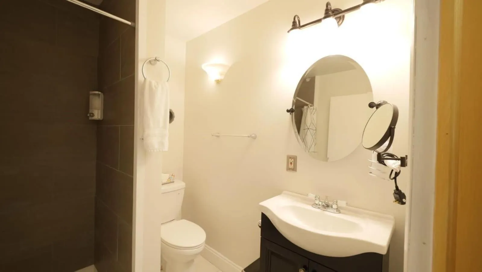 Shower in Stay Pittsburgh