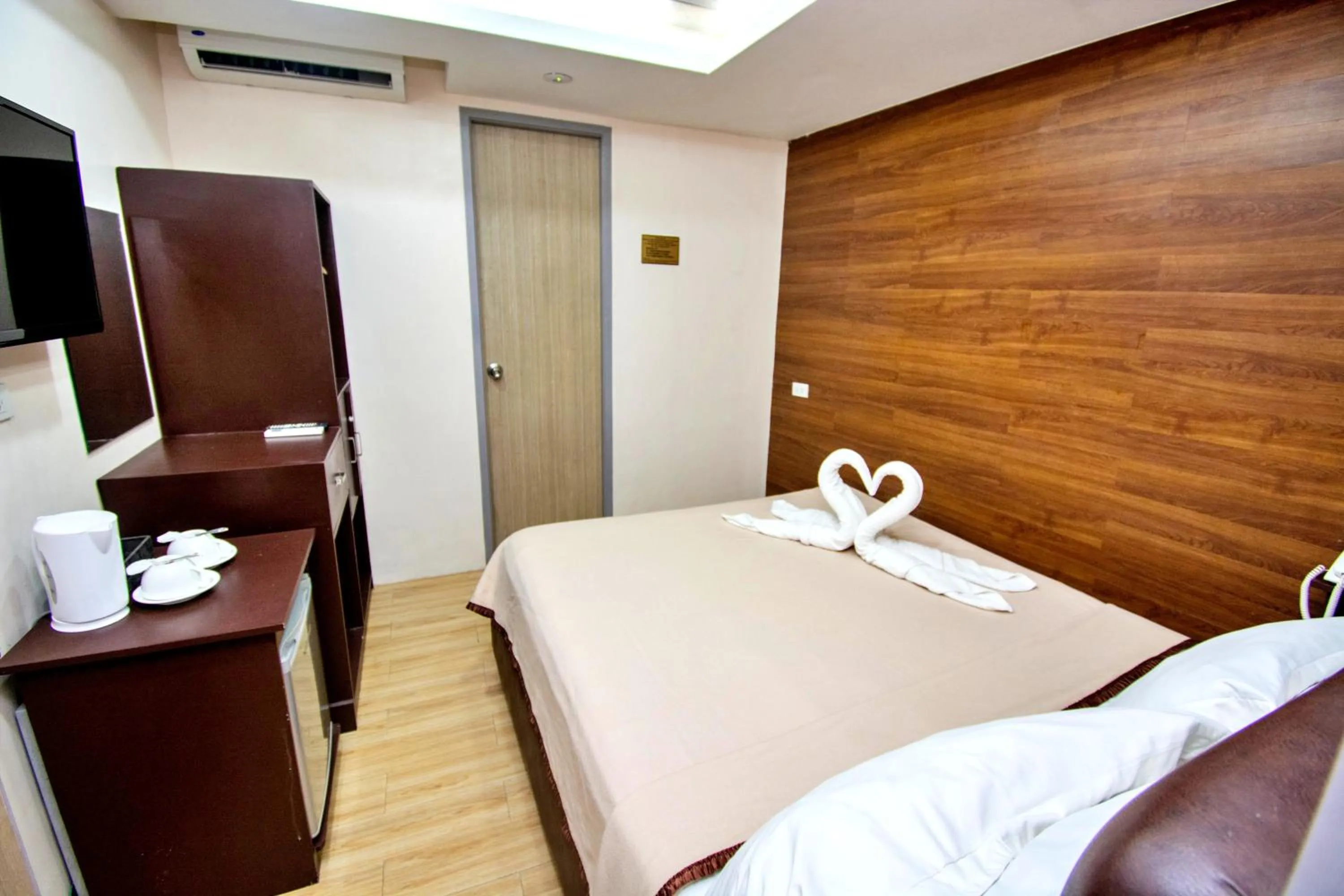 Bed in Emerald Island Hotel