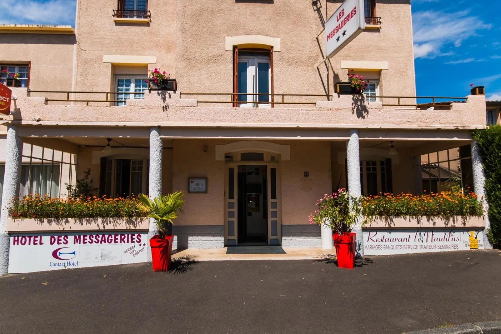 Facade/entrance in Les Messageries