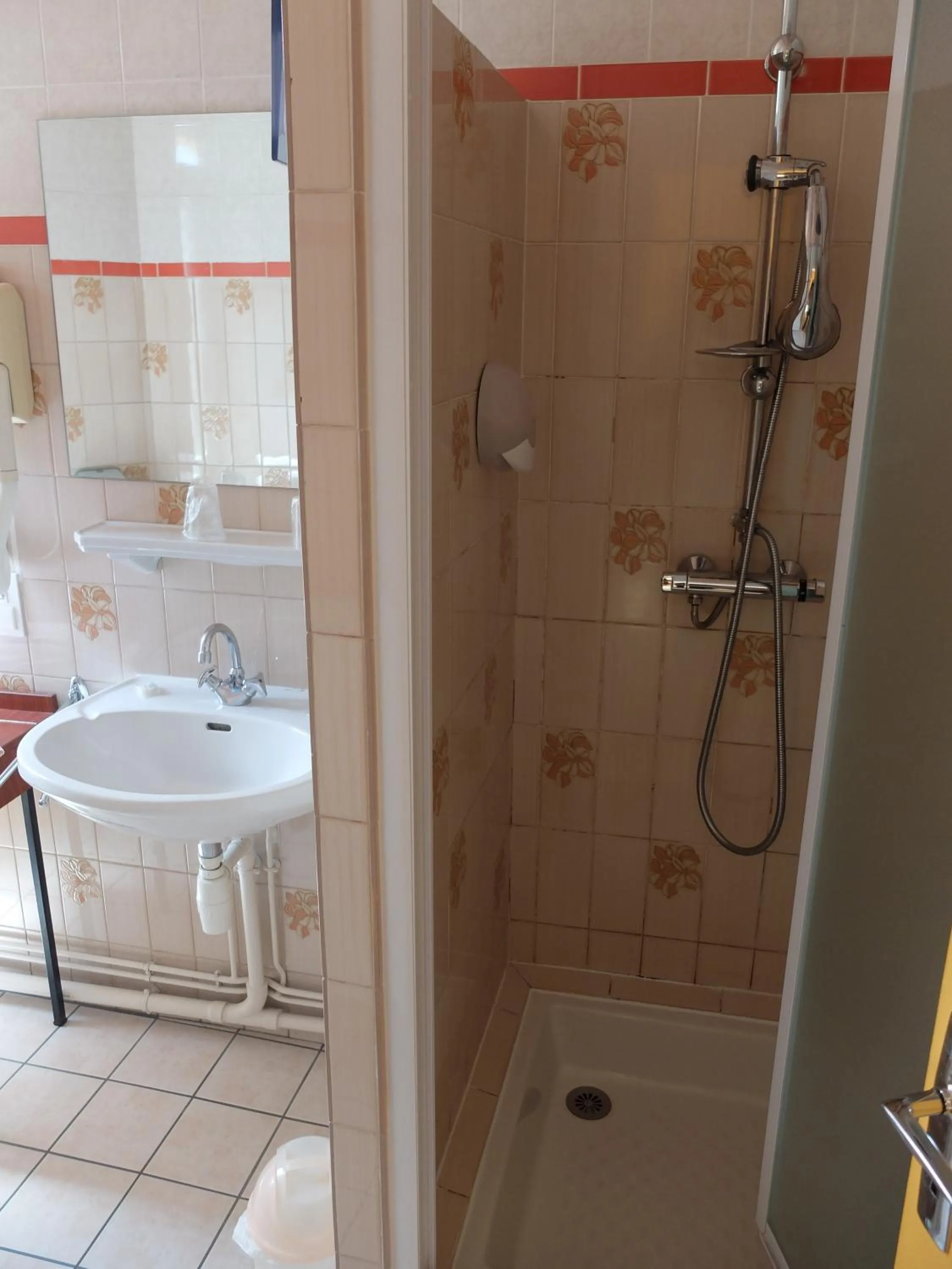 Shower in Les Messageries