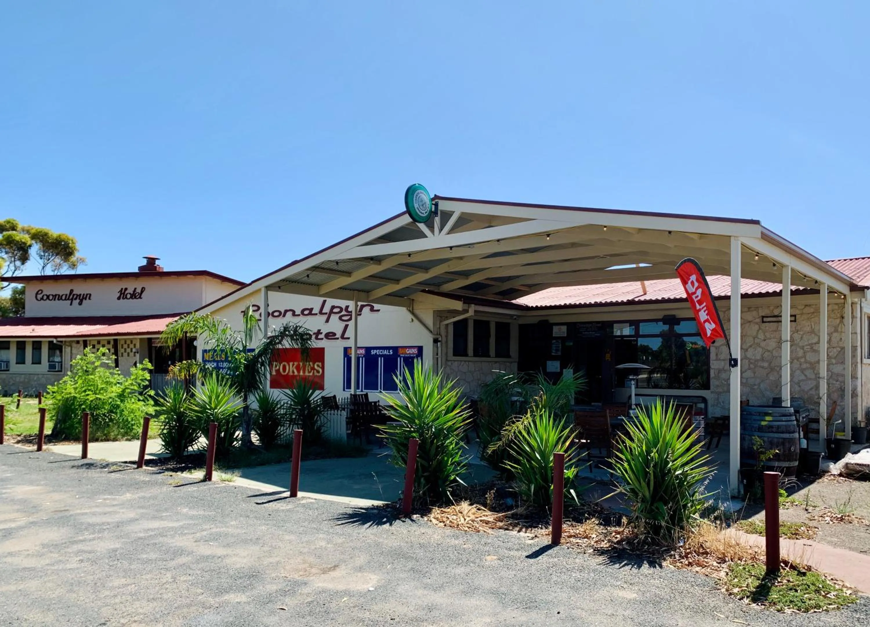 Facade/entrance in Coonalpyn Hotel