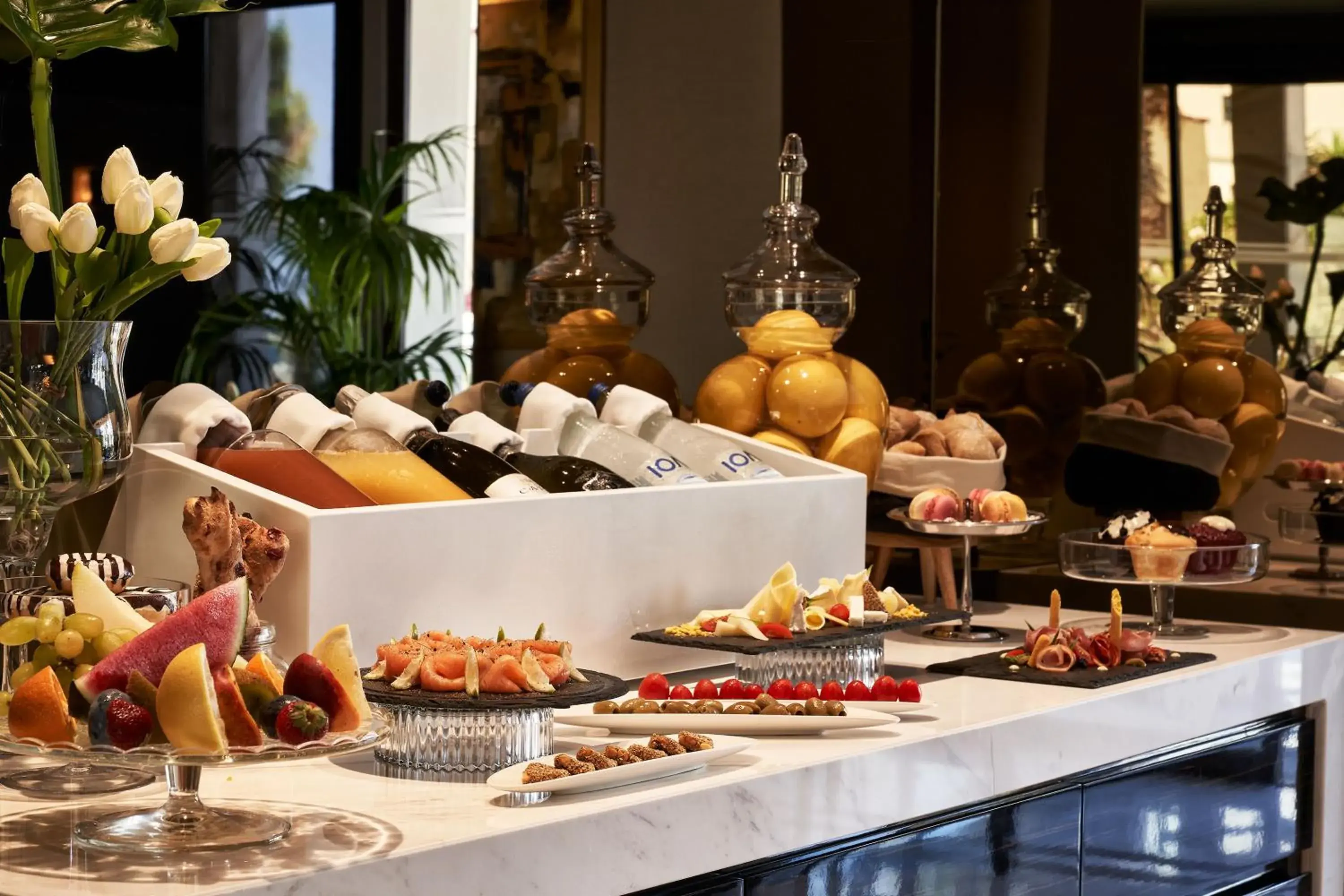 Restaurant/places to eat in Bellevue On The Beach Suites Restaurant/places to eat in Bellevue On The Beach Suites