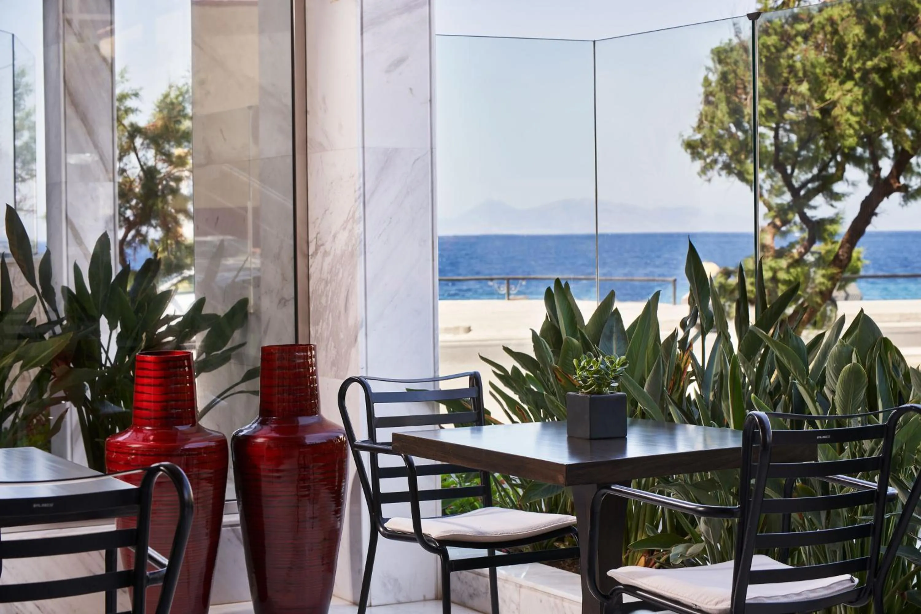 Restaurant/places to eat in Bellevue On The Beach Suites