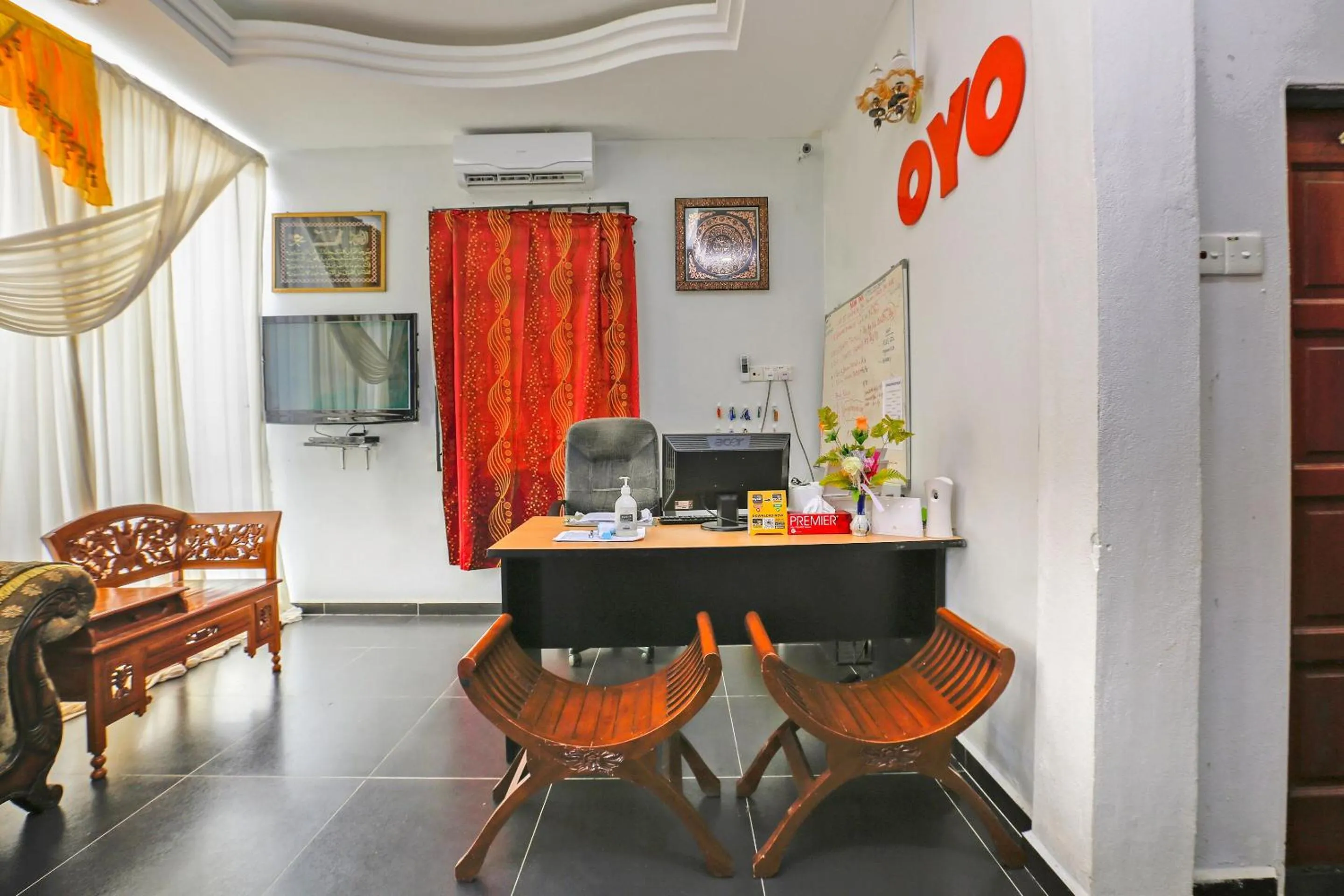 Lobby or reception in OYO 89933 Nun Hotel