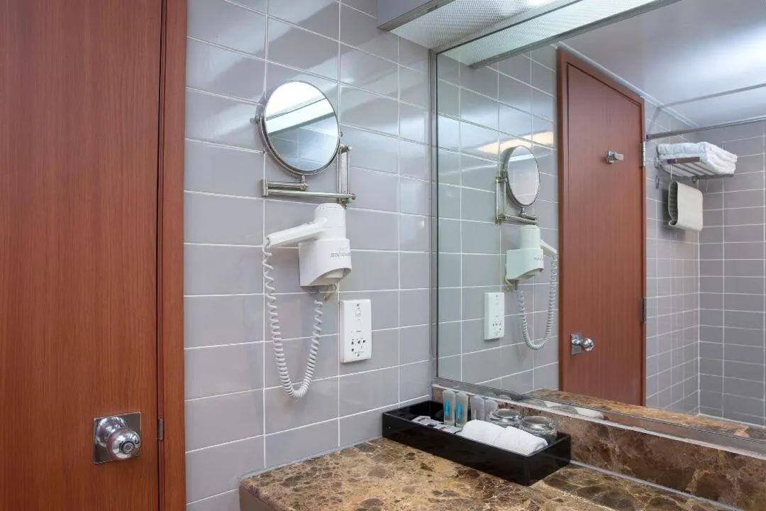 Toilet in Felicity Hotel Shenzhen, Luohu Railway Station