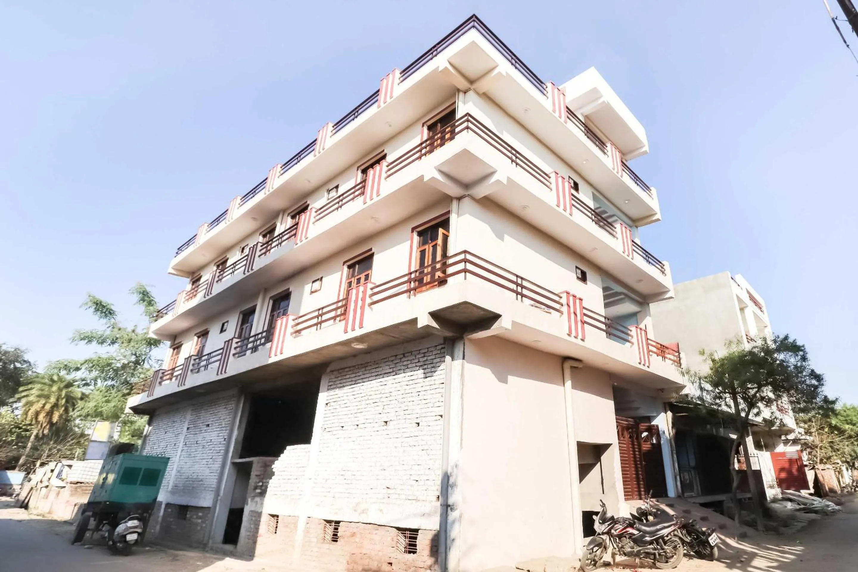 Facade/entrance in Hotel O The Velvet Chinhat Tiraha