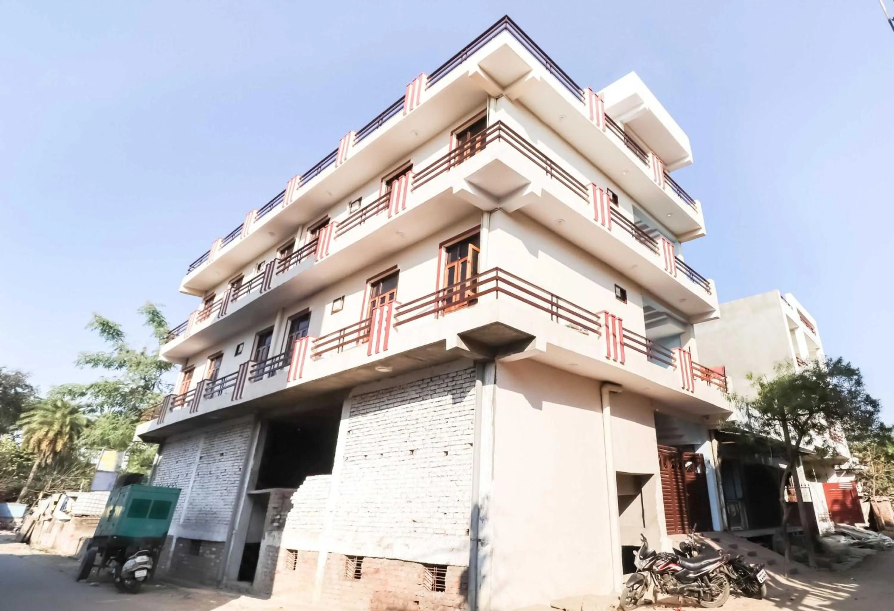 Facade/entrance in Hotel O The Velvet Chinhat Tiraha