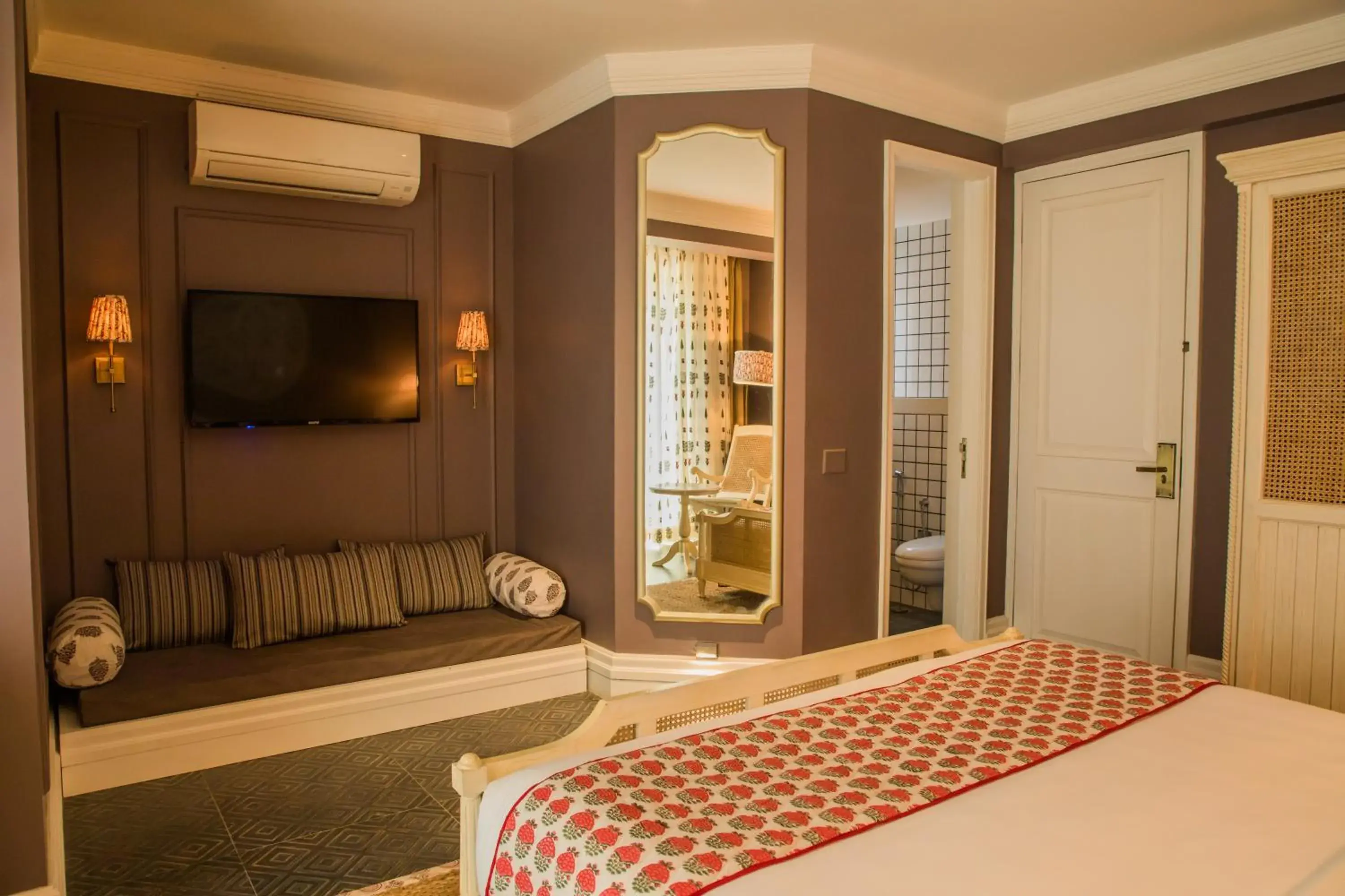 Bed in Red Thread Calangute Bed in Red Thread Calangute