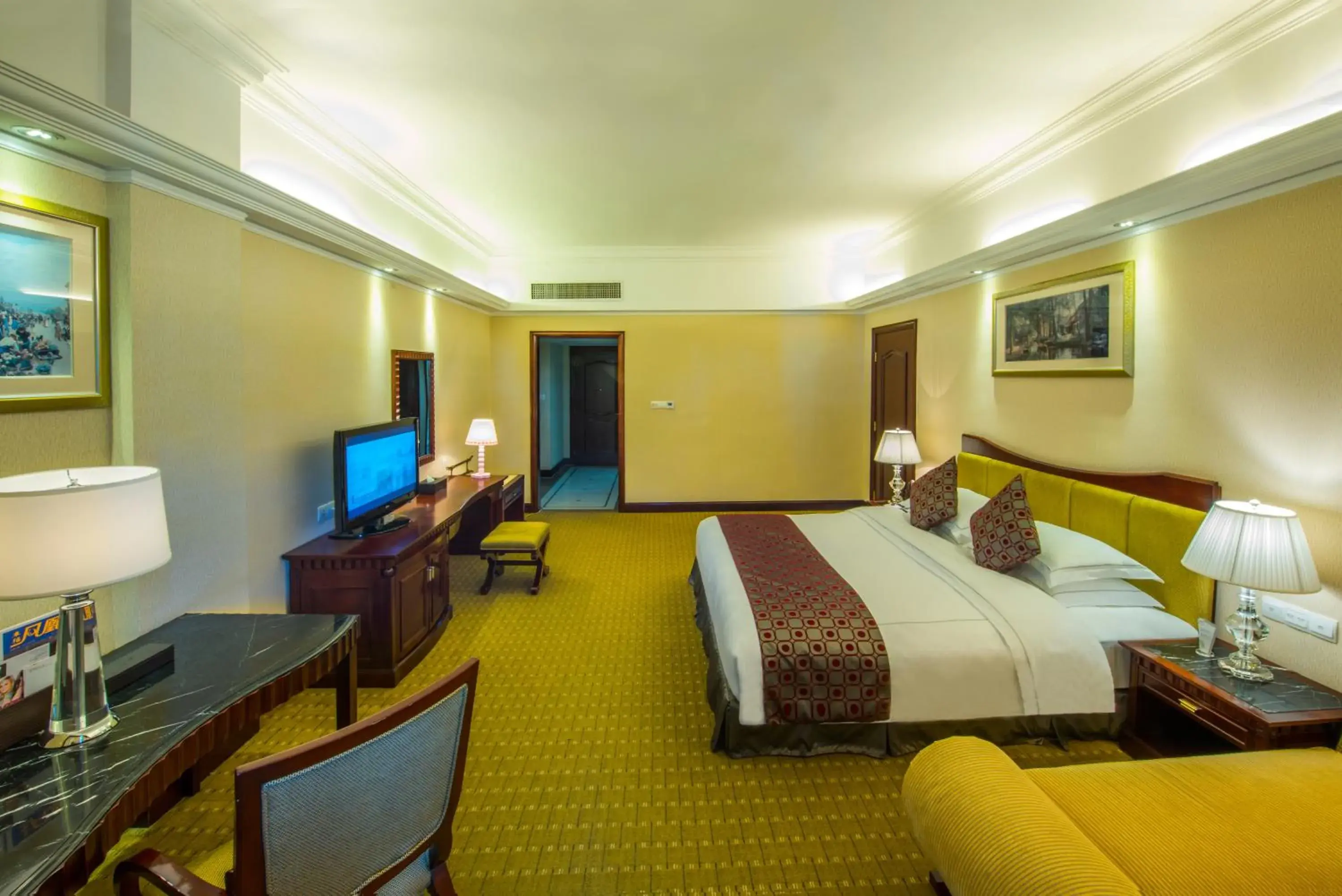 Bedroom, Bed in Guangzhou Phoenix City Hotel