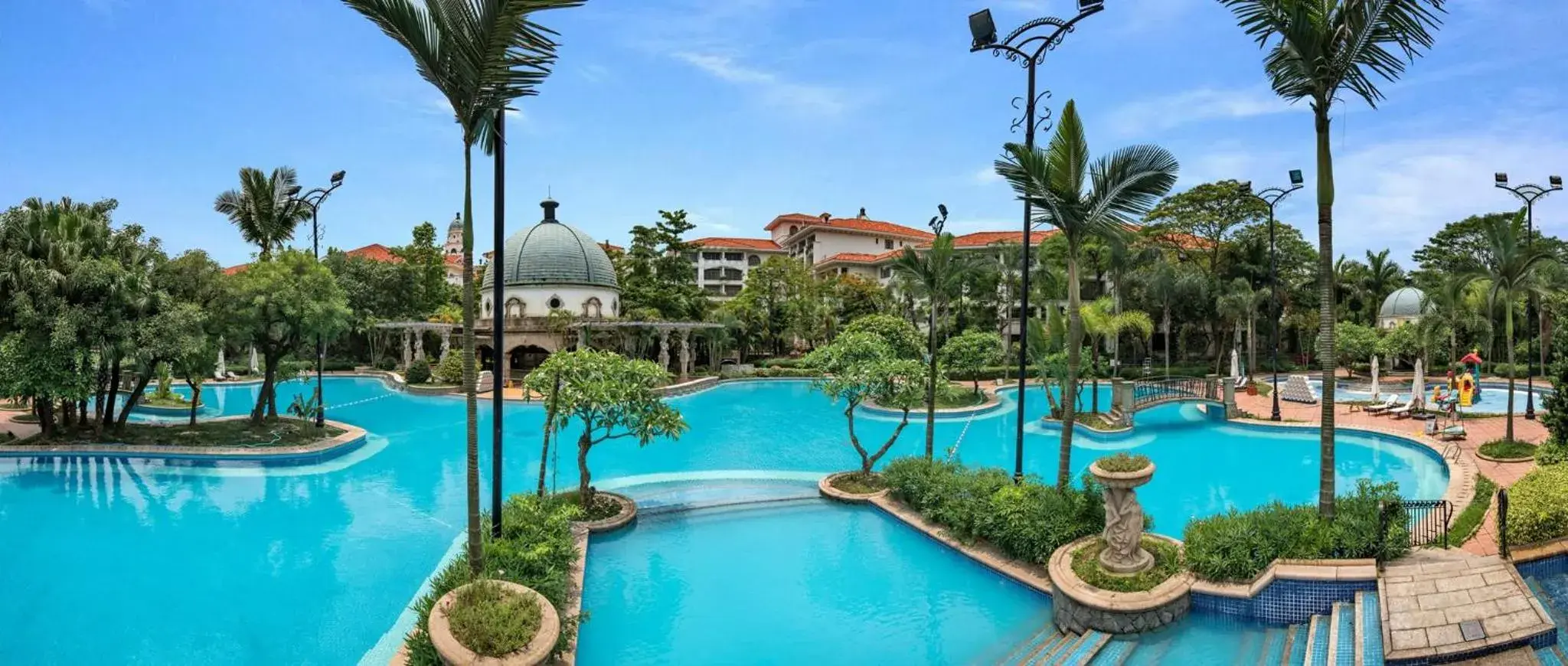 Swimming Pool in Guangzhou Phoenix City Hotel