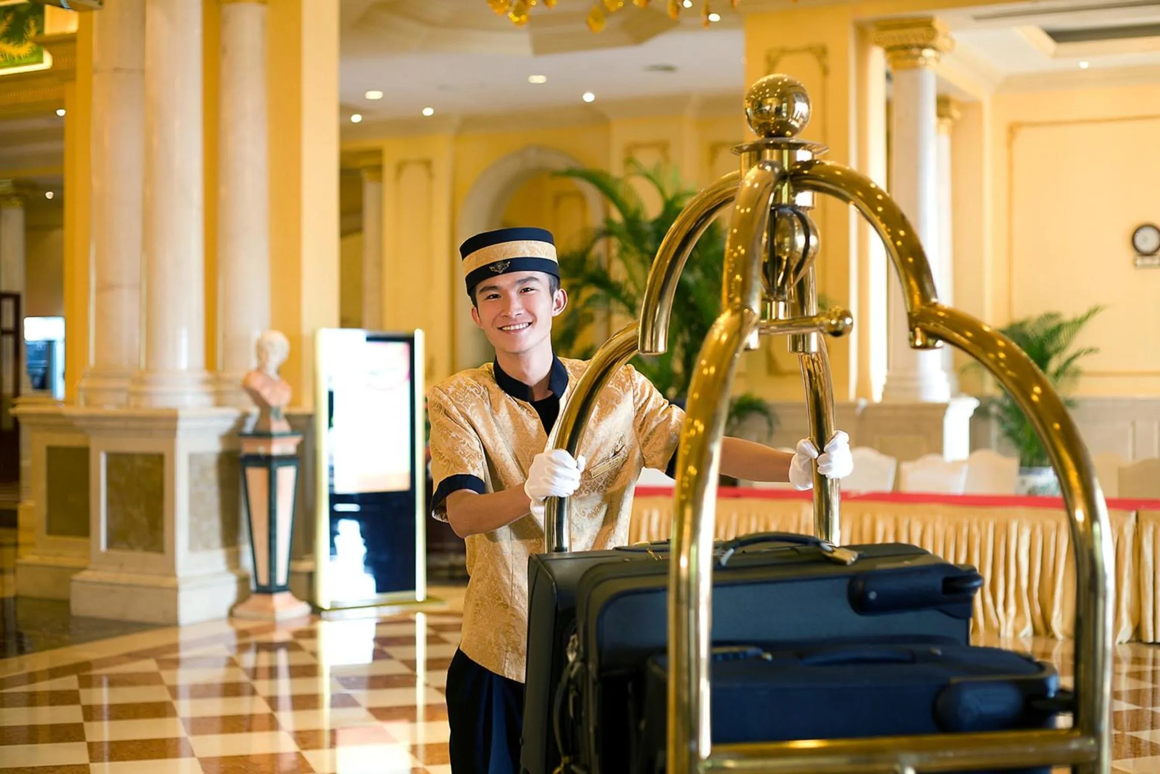 Staff in Guangzhou Phoenix City Hotel-Free Shuttle for Canton Fair 15th Oct to 5th Nov