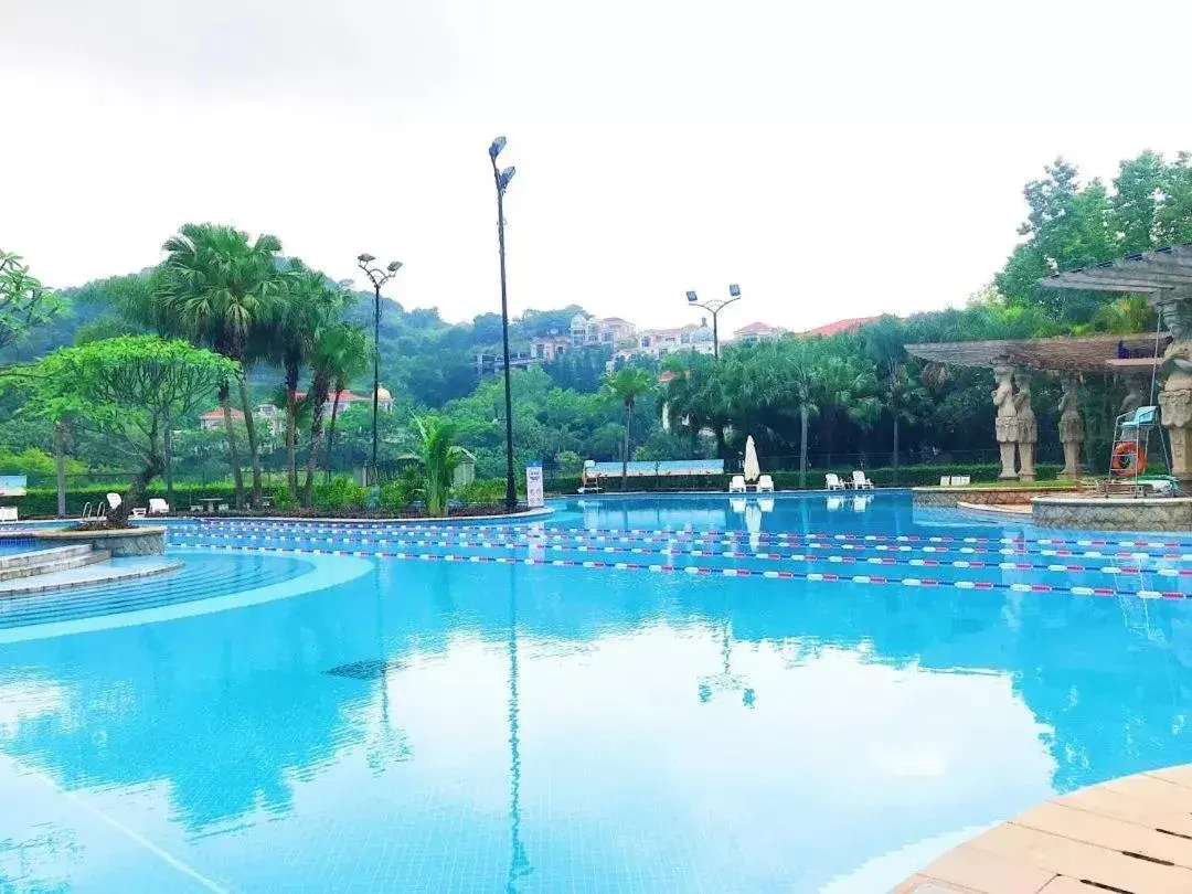 Swimming Pool in Guangzhou Phoenix City Hotel