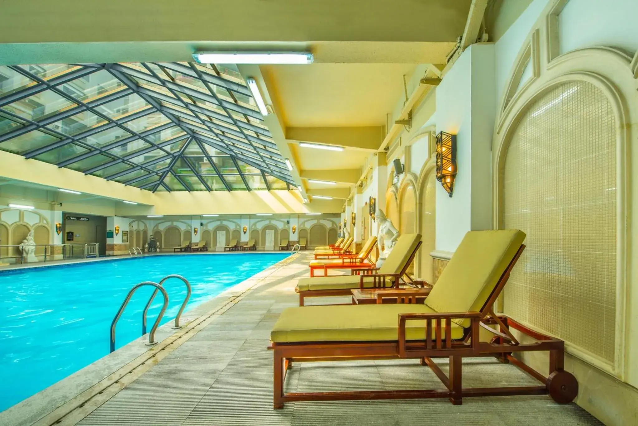 Swimming Pool in Guangzhou Phoenix City Hotel