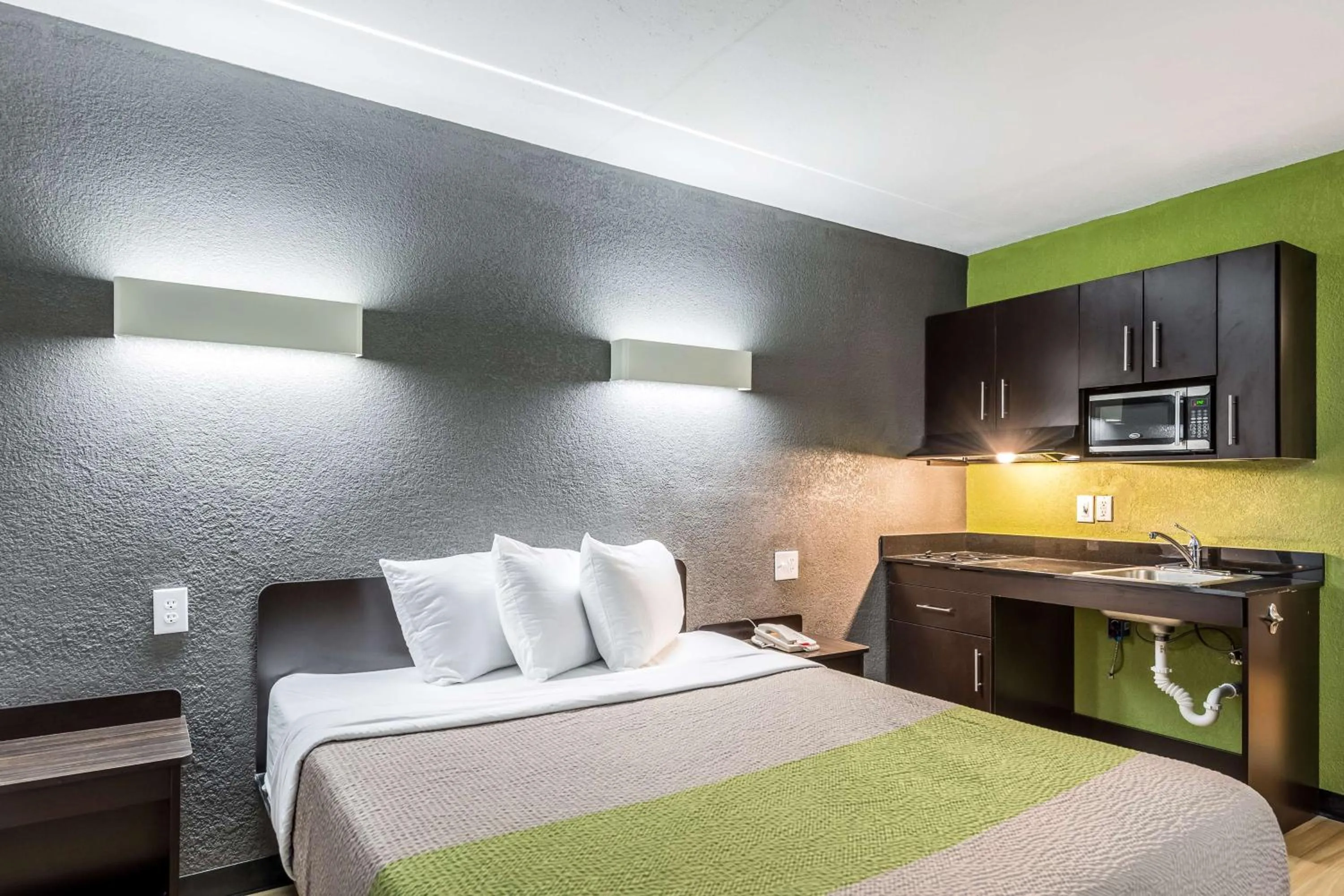 Kitchen or kitchenette, Bed in Studio 6-Indianapolis, IN