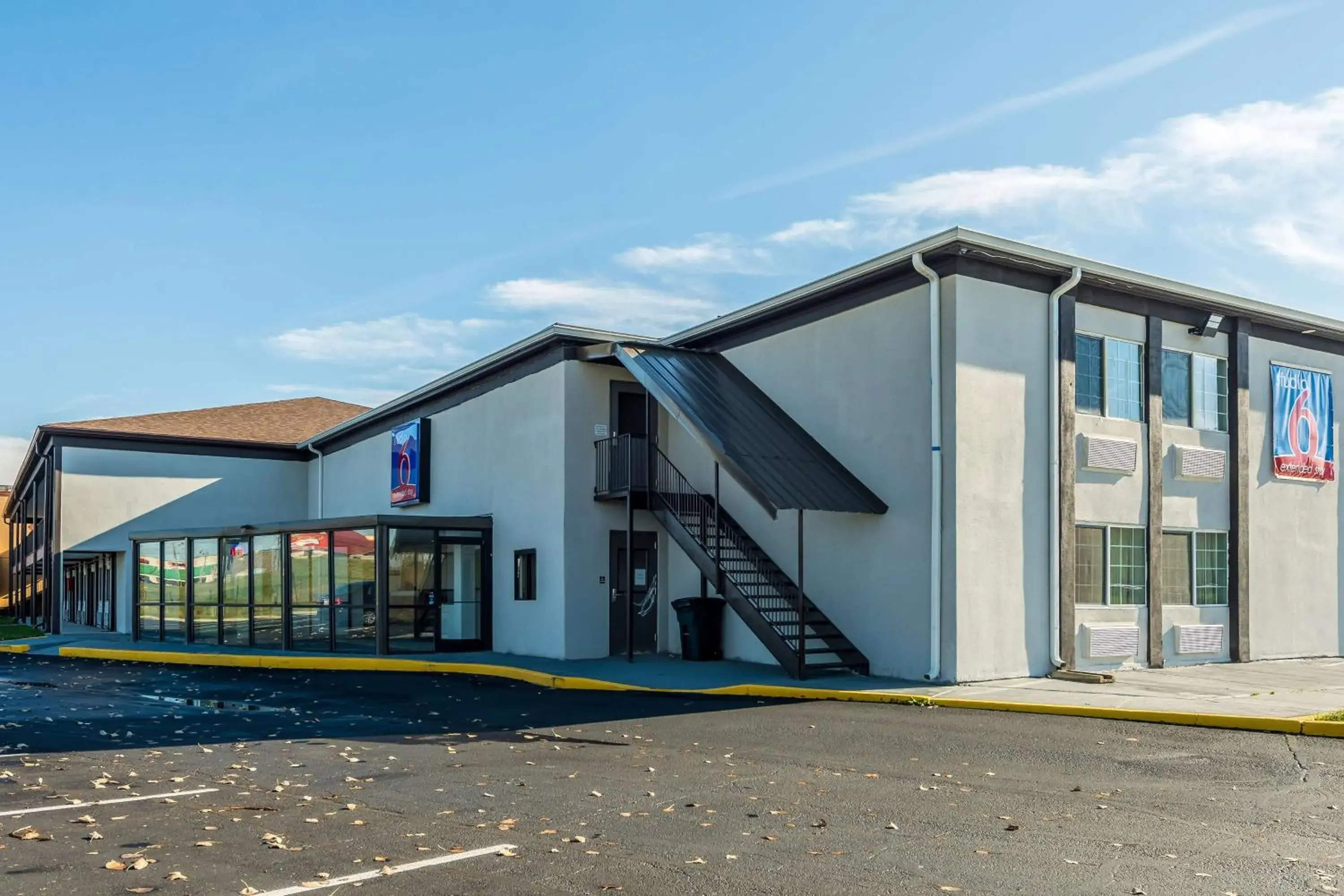 Property building in Studio 6-Indianapolis, IN Property building in Studio 6-Indianapolis, IN