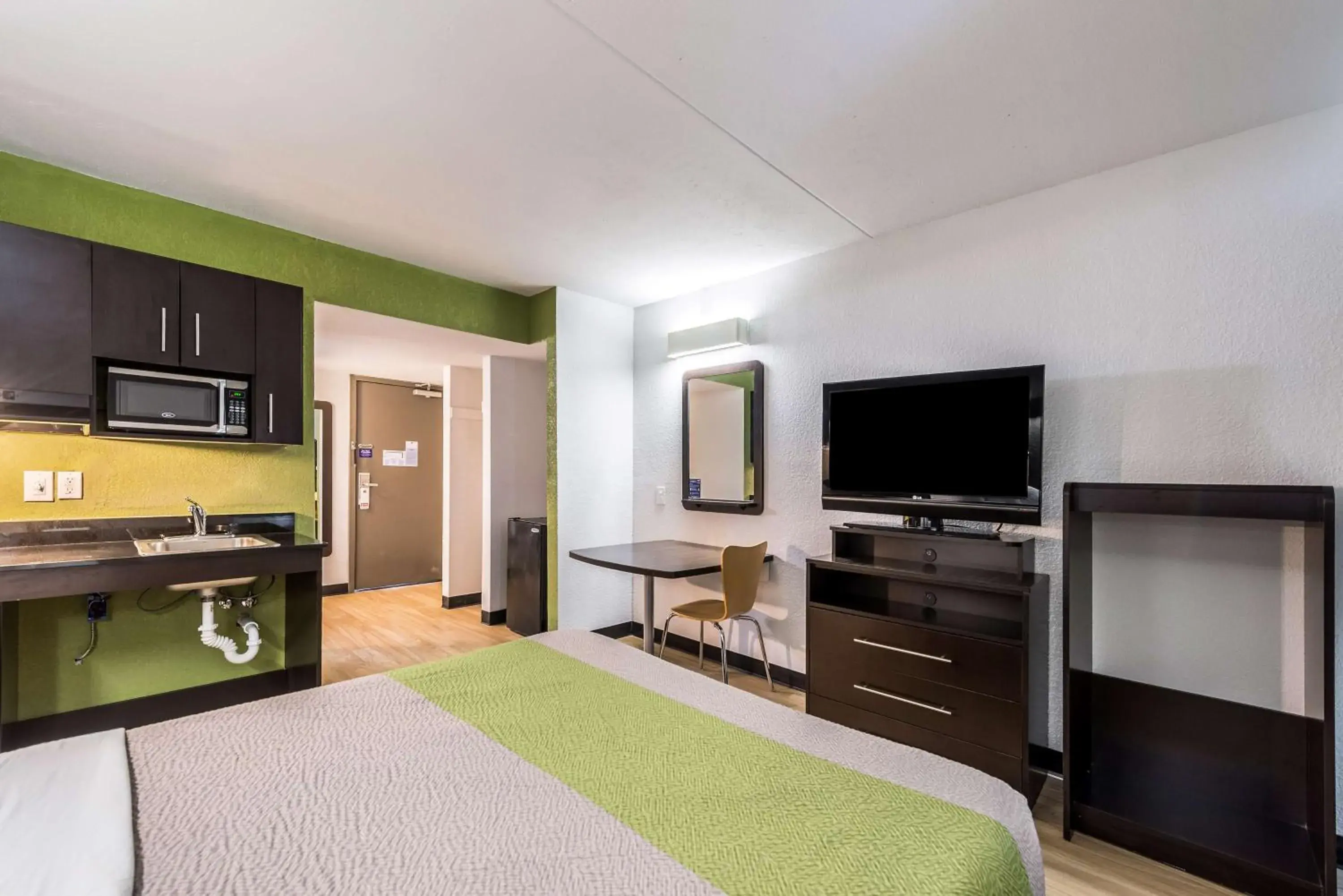 TV and multimedia, Bed in Studio 6-Indianapolis, IN TV and multimedia, Bed in Studio 6-Indianapolis, IN