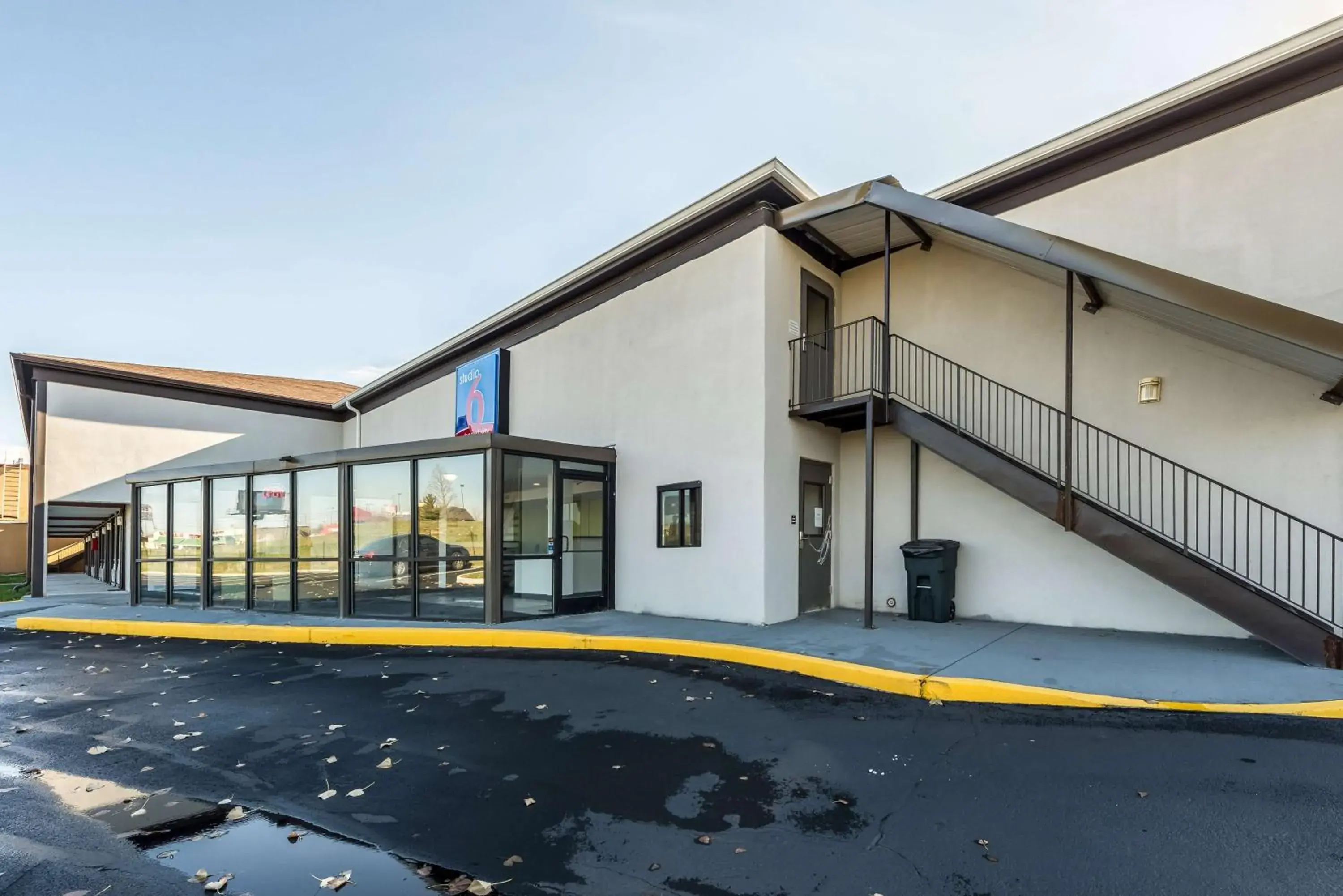 Property building in Studio 6-Indianapolis, IN Property building in Studio 6-Indianapolis, IN