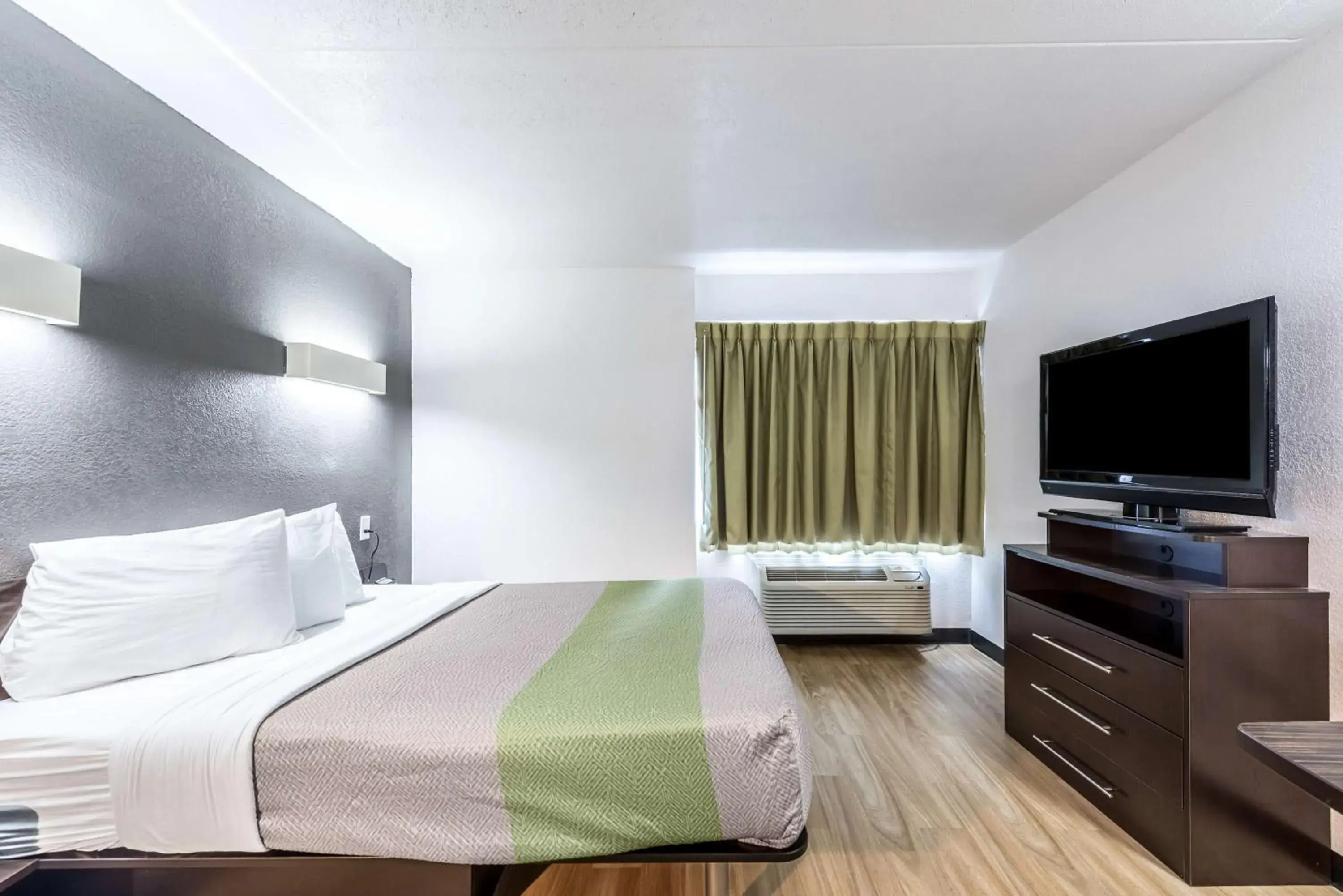 Photo of the whole room, Bed in Studio 6-Indianapolis, IN Photo of the whole room, Bed in Studio 6-Indianapolis, IN