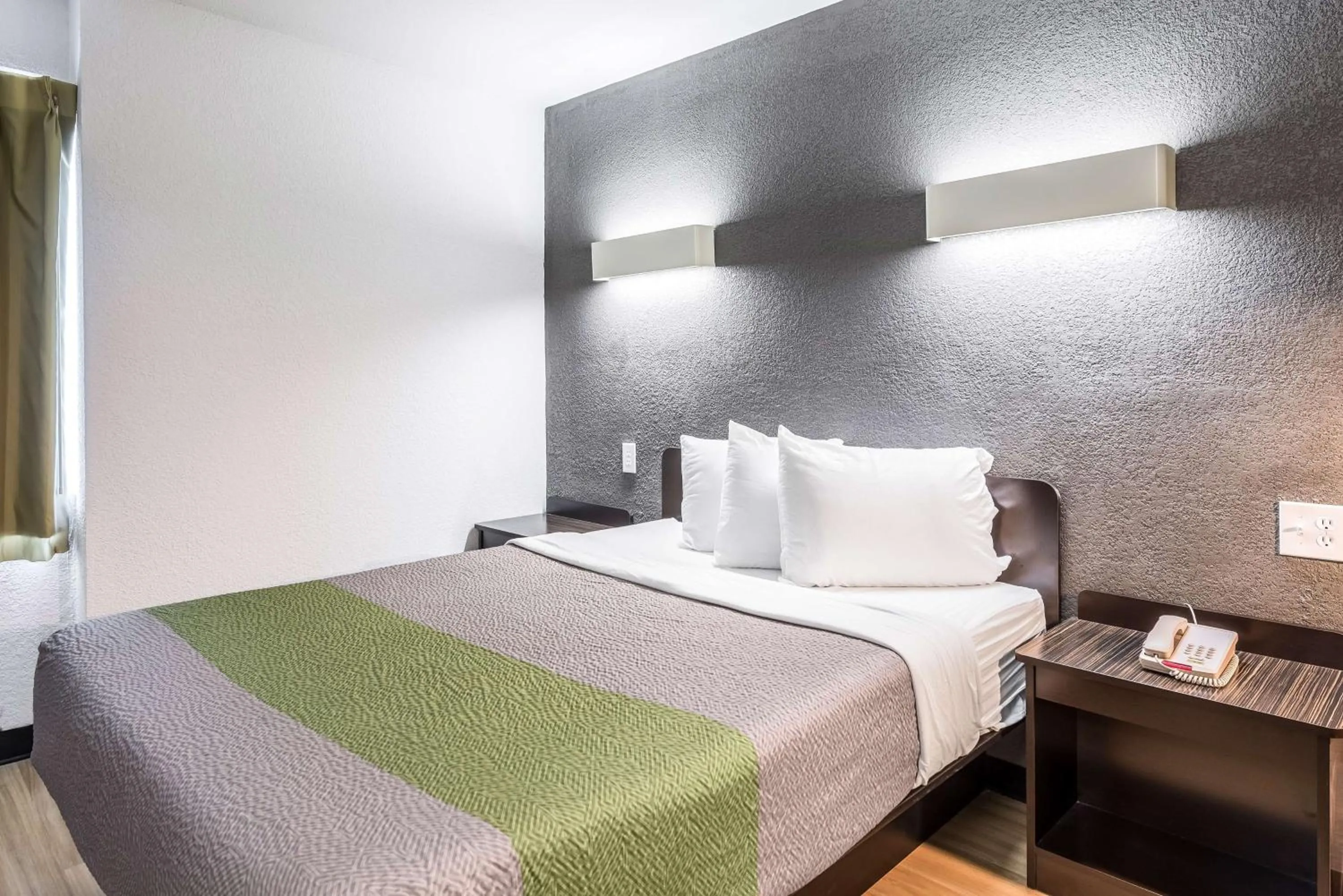 Photo of the whole room, Bed in Studio 6-Indianapolis, IN