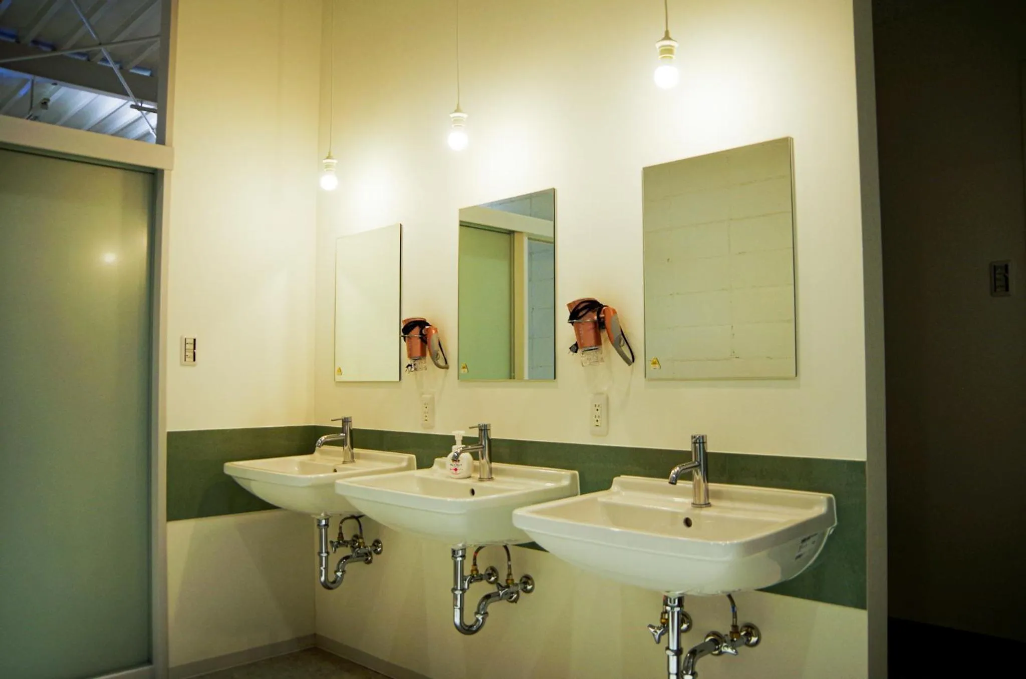 Travelers' house ROOTs